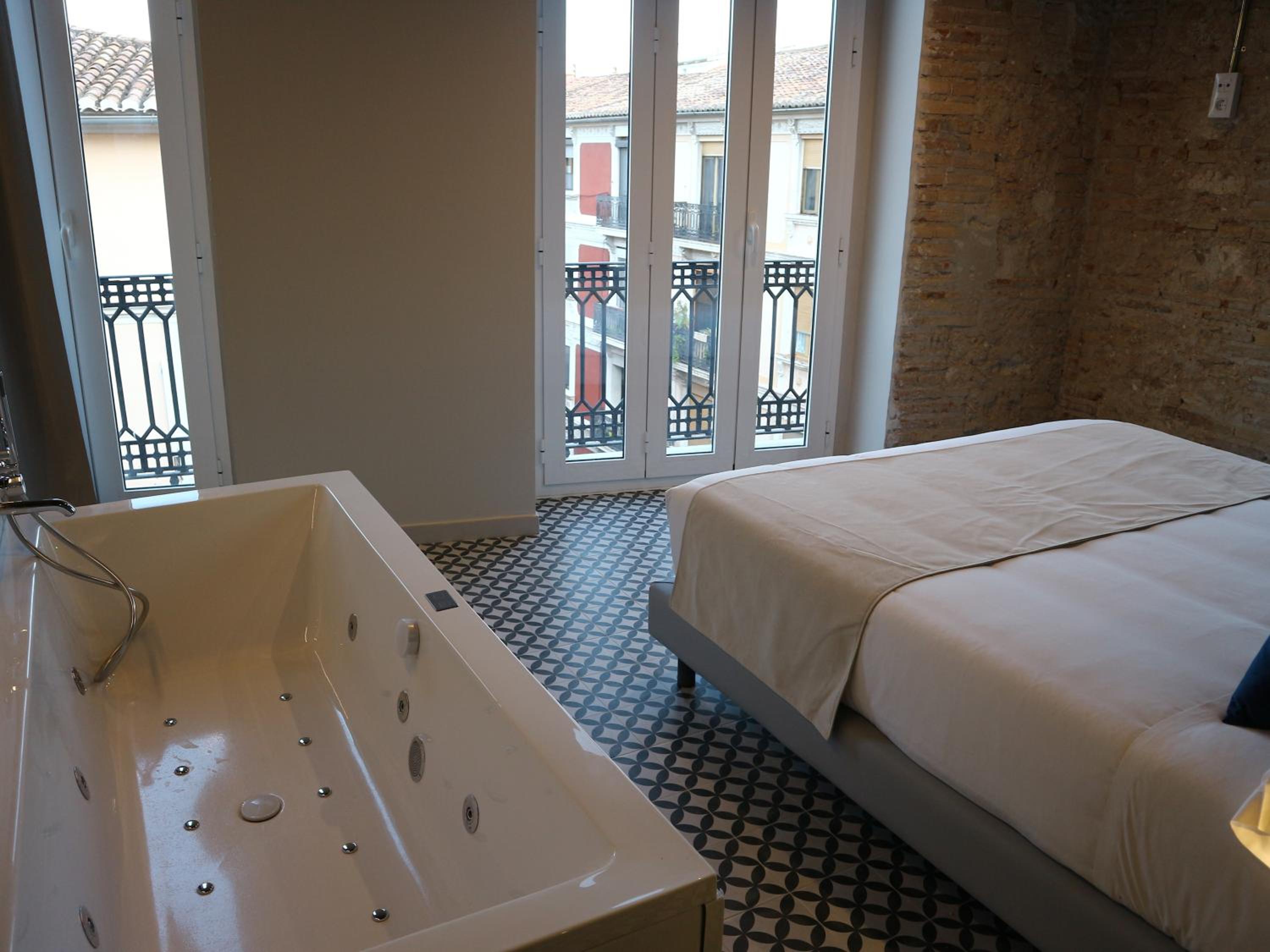 Suite with Hot Tub - Photo 5
