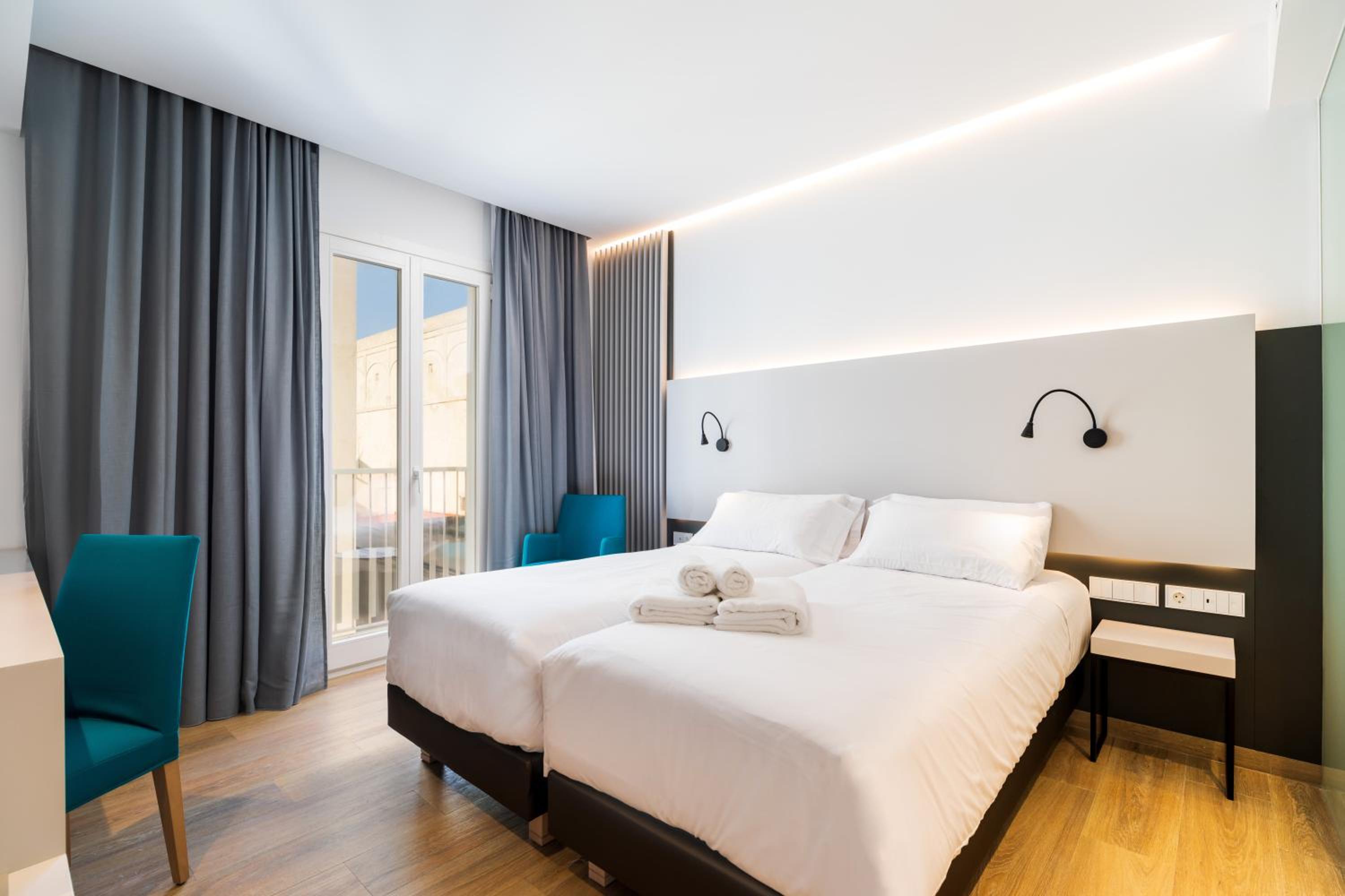 Deluxe Double or Twin Room with Balcony - Photo 2