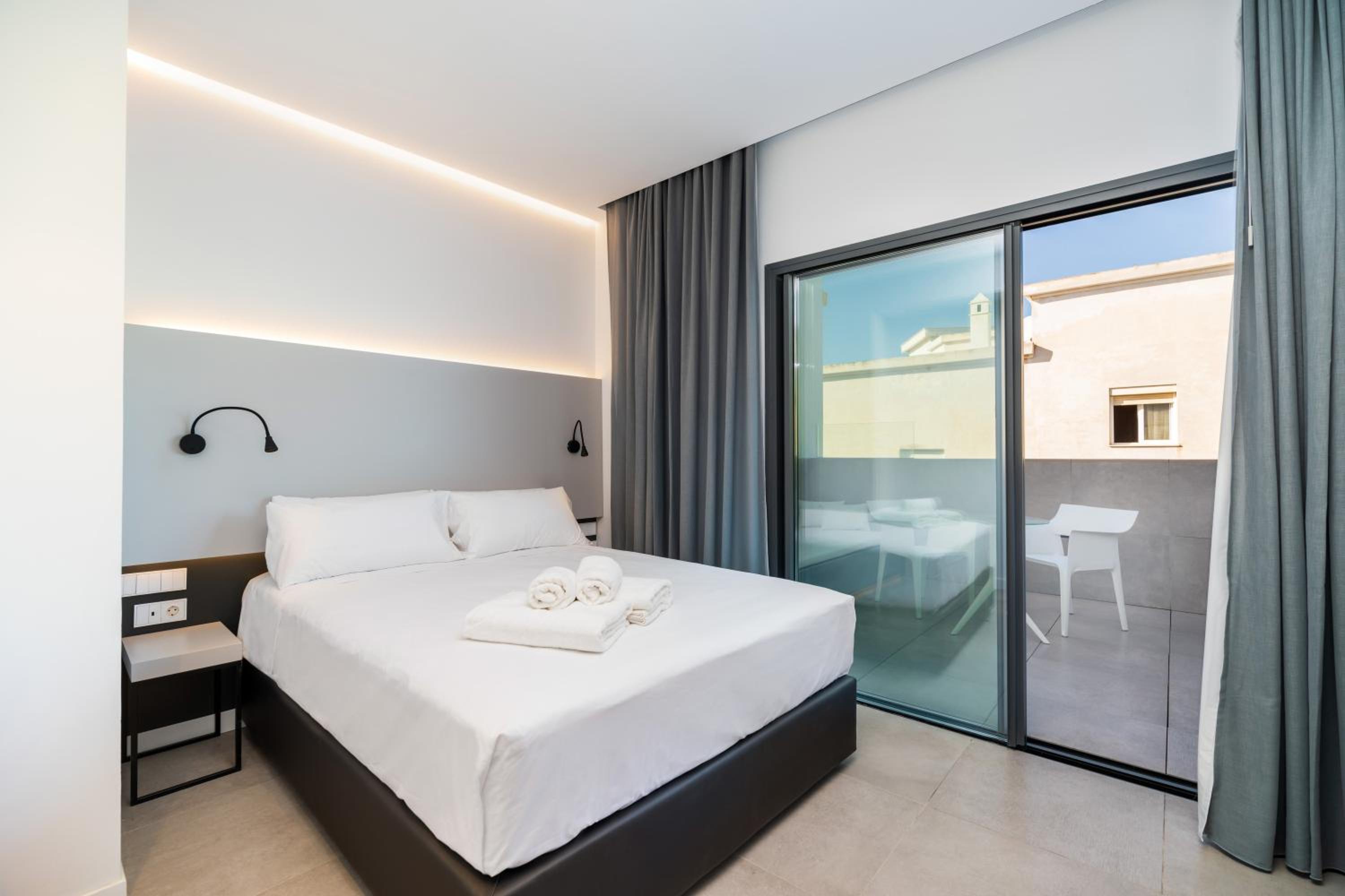 Habitación Doble Superior con Terraza y Piscina