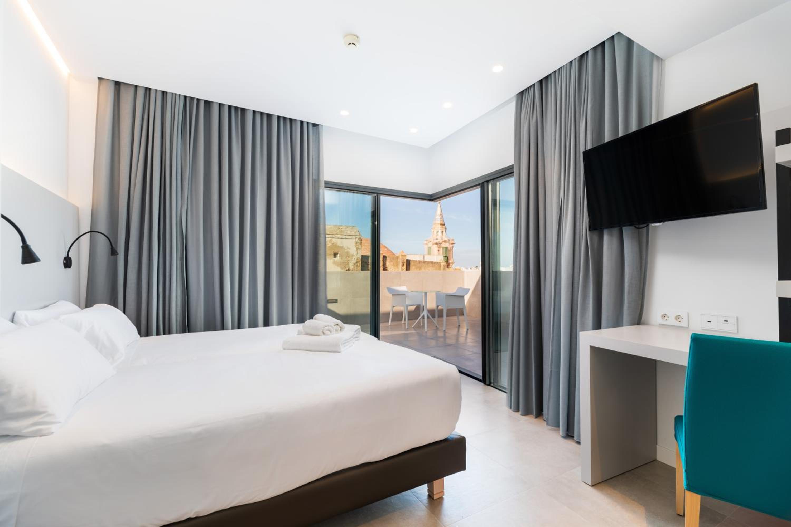 Suite Junior con Terraza, Piscina y Vista Panorámica.