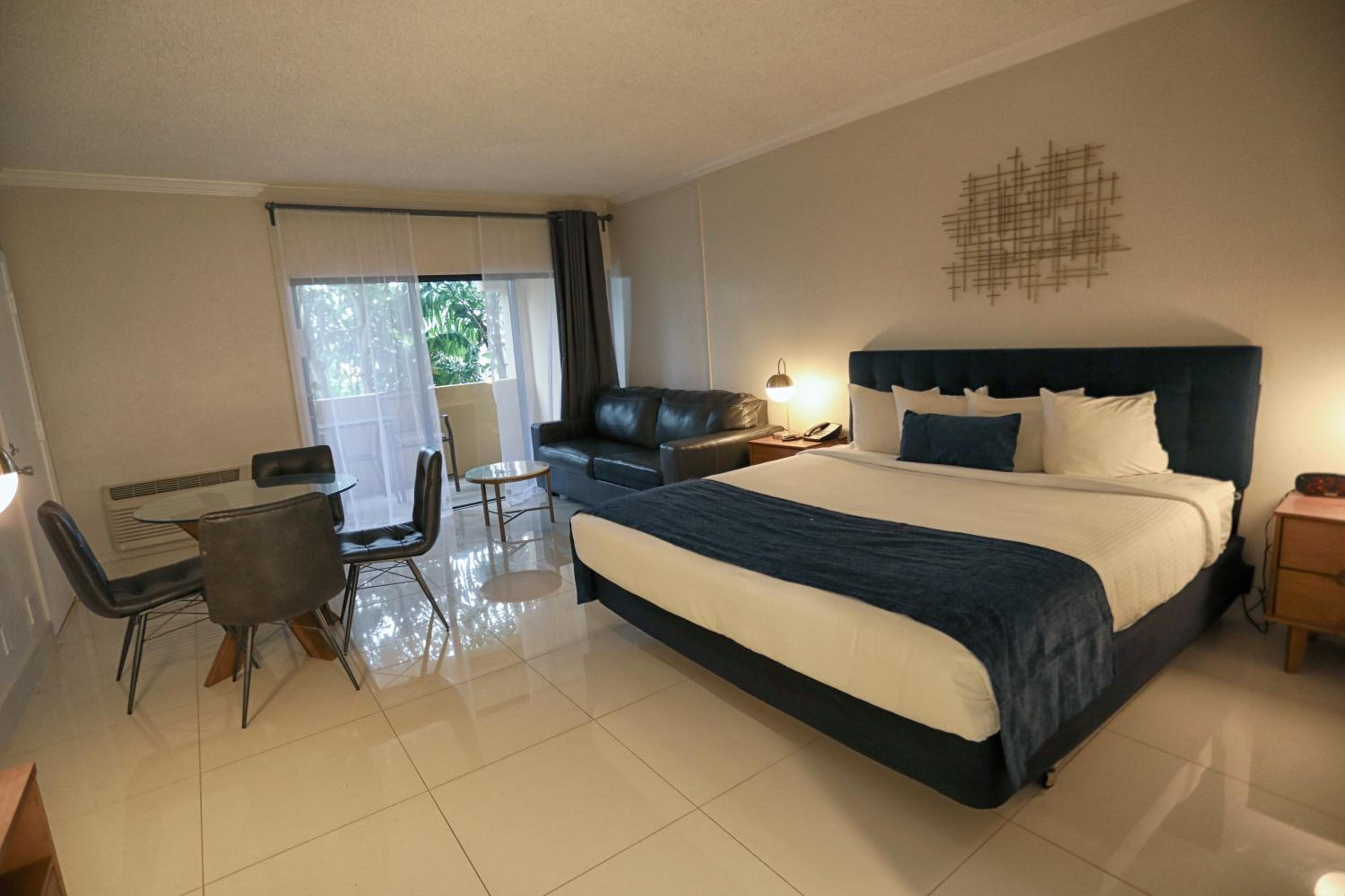 Deluxe King with Balcony, Kitchenette and Sofa Bed - Photo 3