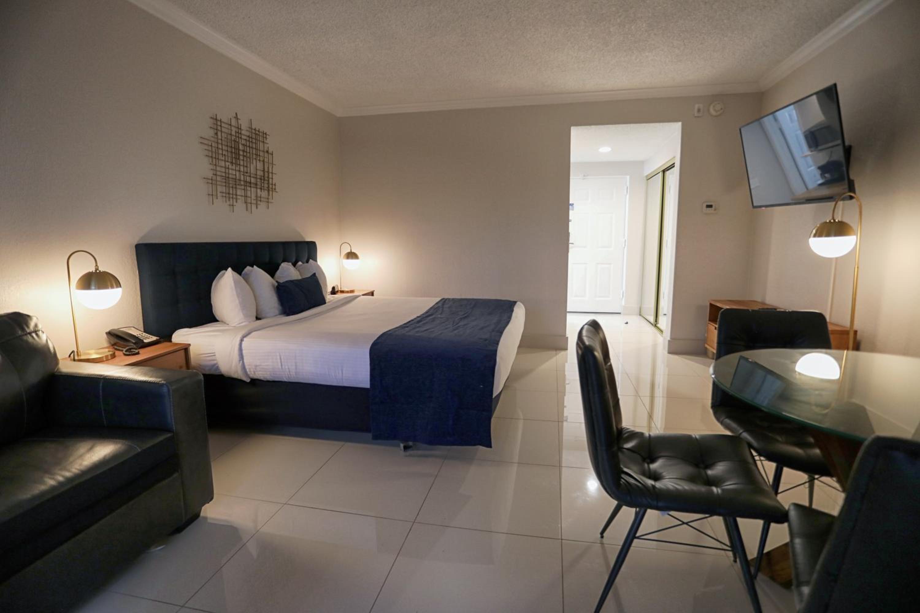 Deluxe King with Balcony, Kitchenette and Sofa Bed - Photo 2