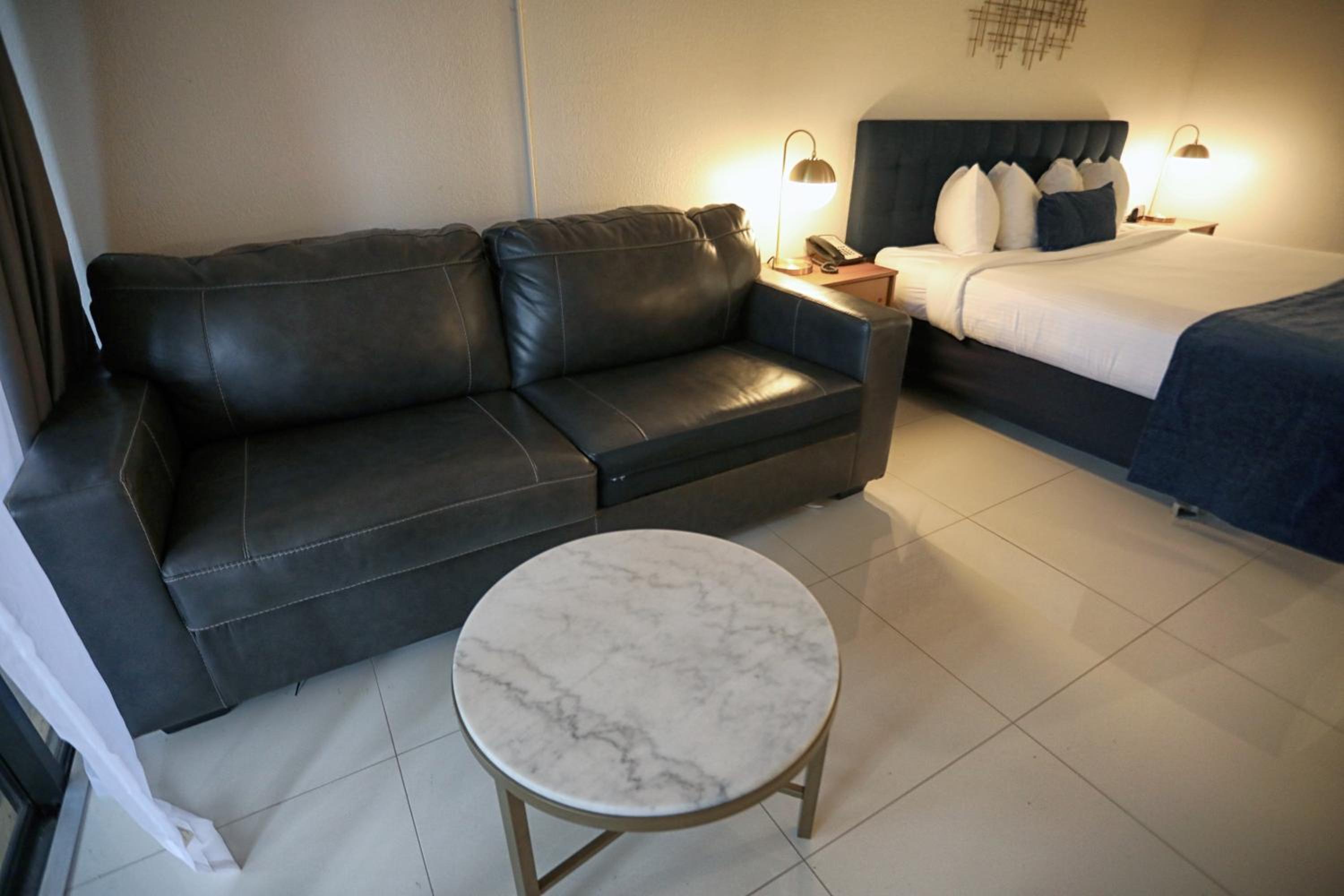 Deluxe King with Balcony, Kitchenette and Sofa Bed - Photo 4