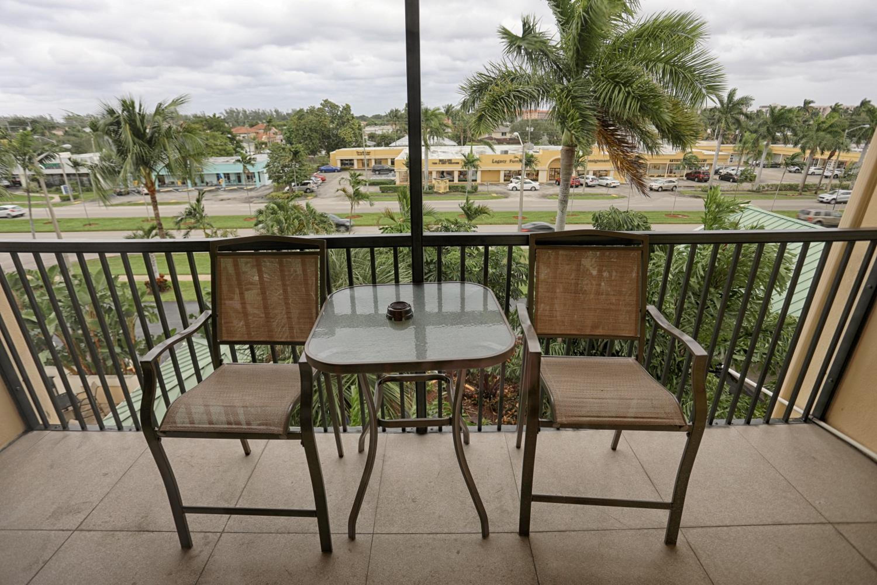 Deluxe King with Balcony, Kitchenette and Sofa Bed - Photo 9