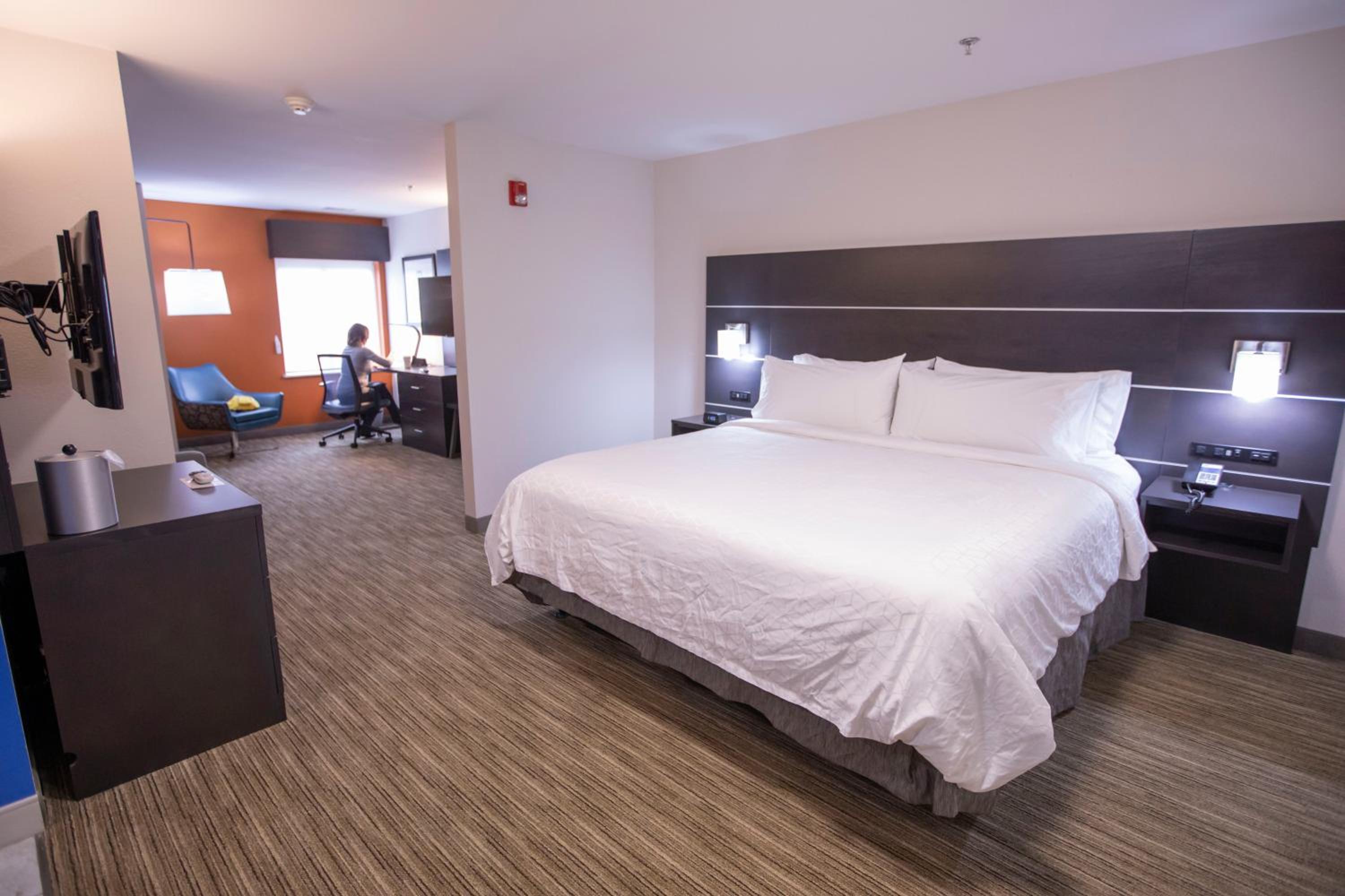 King Room with Roll in Shower - Mobility Accessible/Non-Smoking - Photo 1