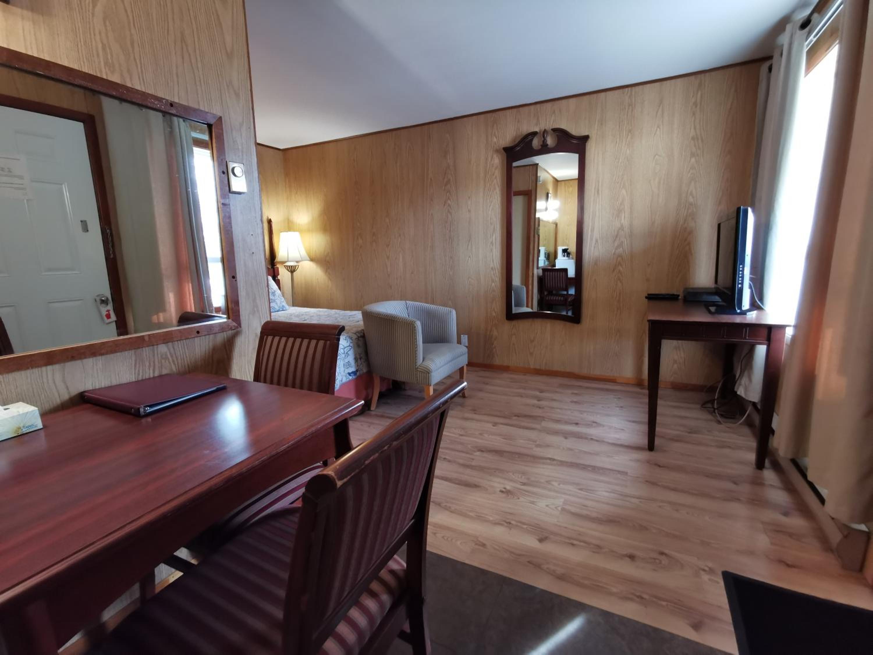 Queen Room photo 1