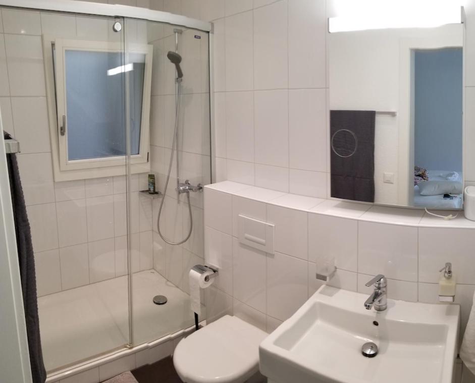One-Bedroom Apartment - Photo 2