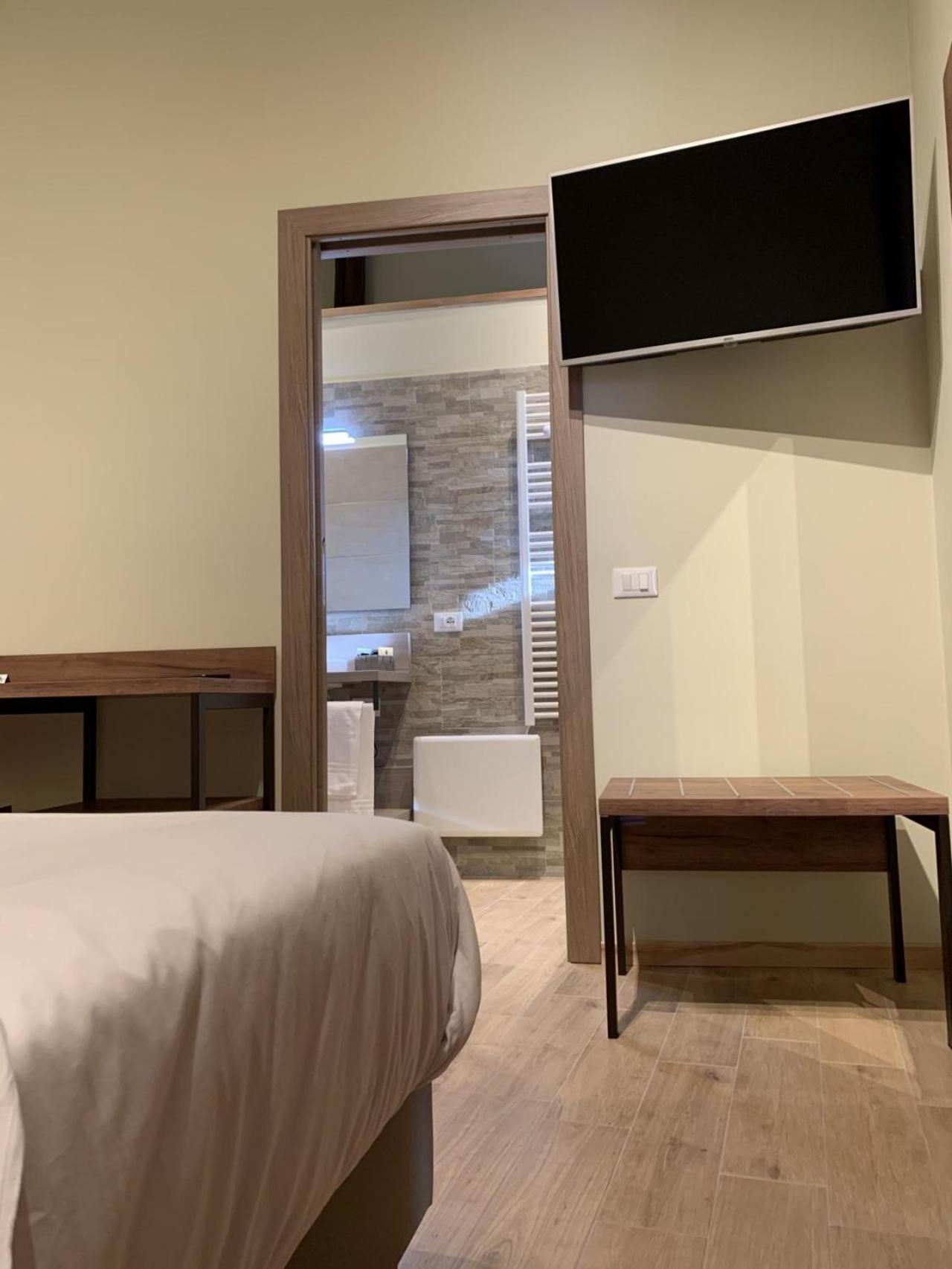 Large Double or Twin Room - Photo 1