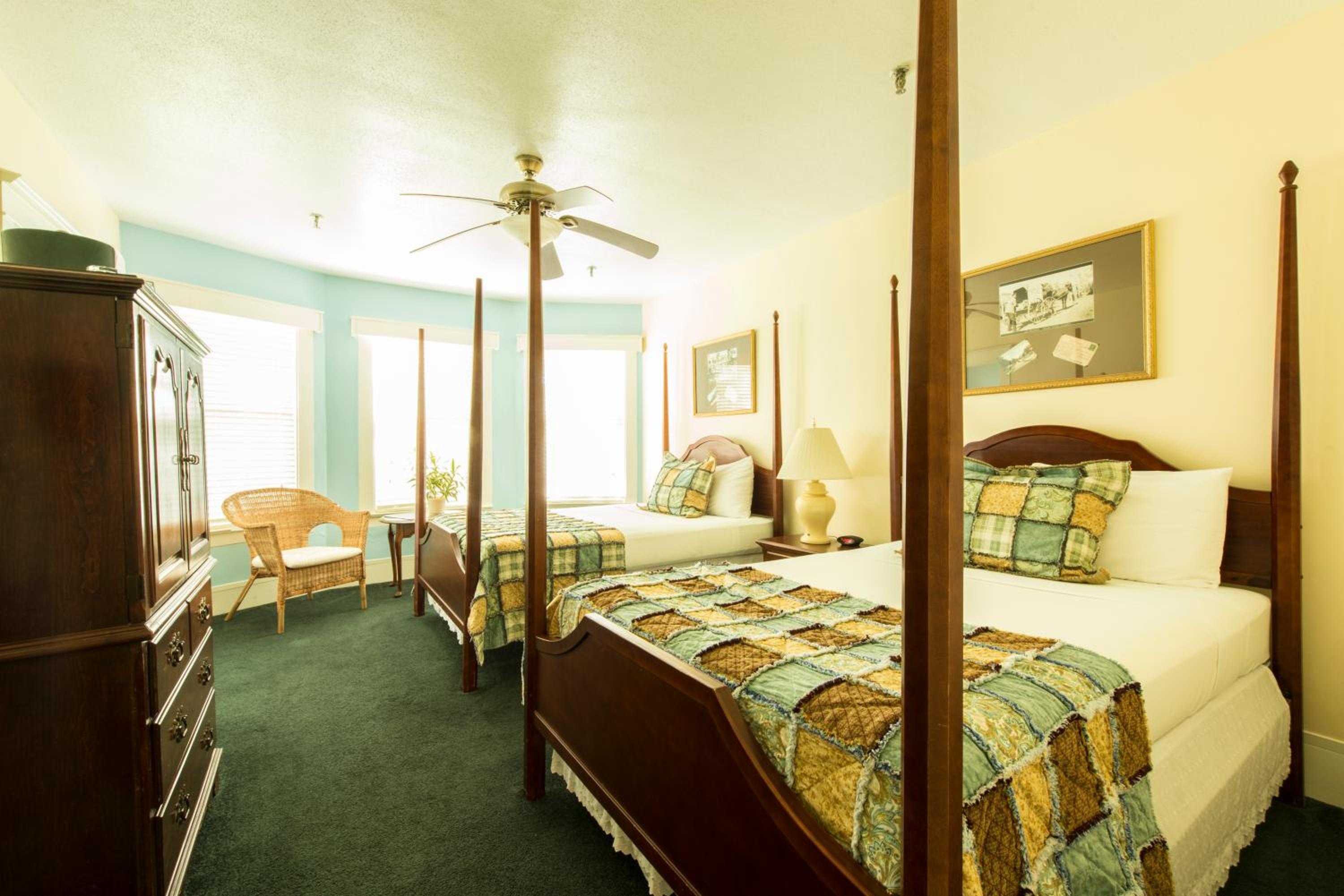 Standard Room with Two Double Beds - Photo 2