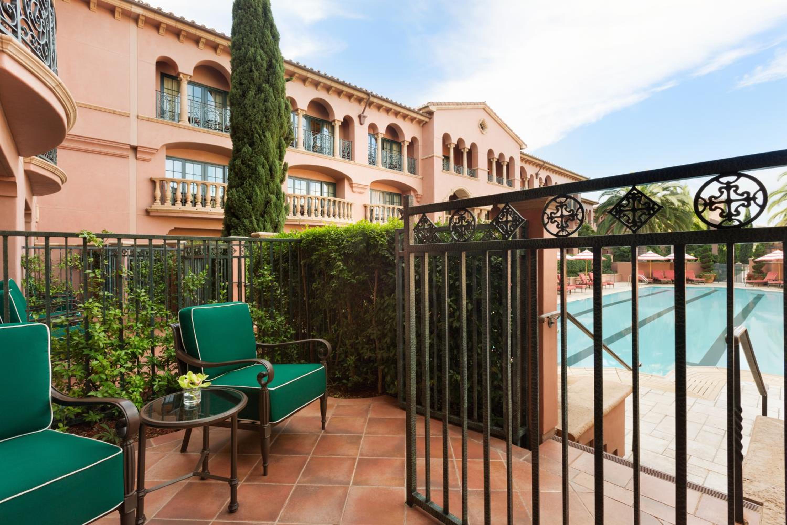 Signature Poolside King Room with Private Terrace - Ground Floor - Photo 4
