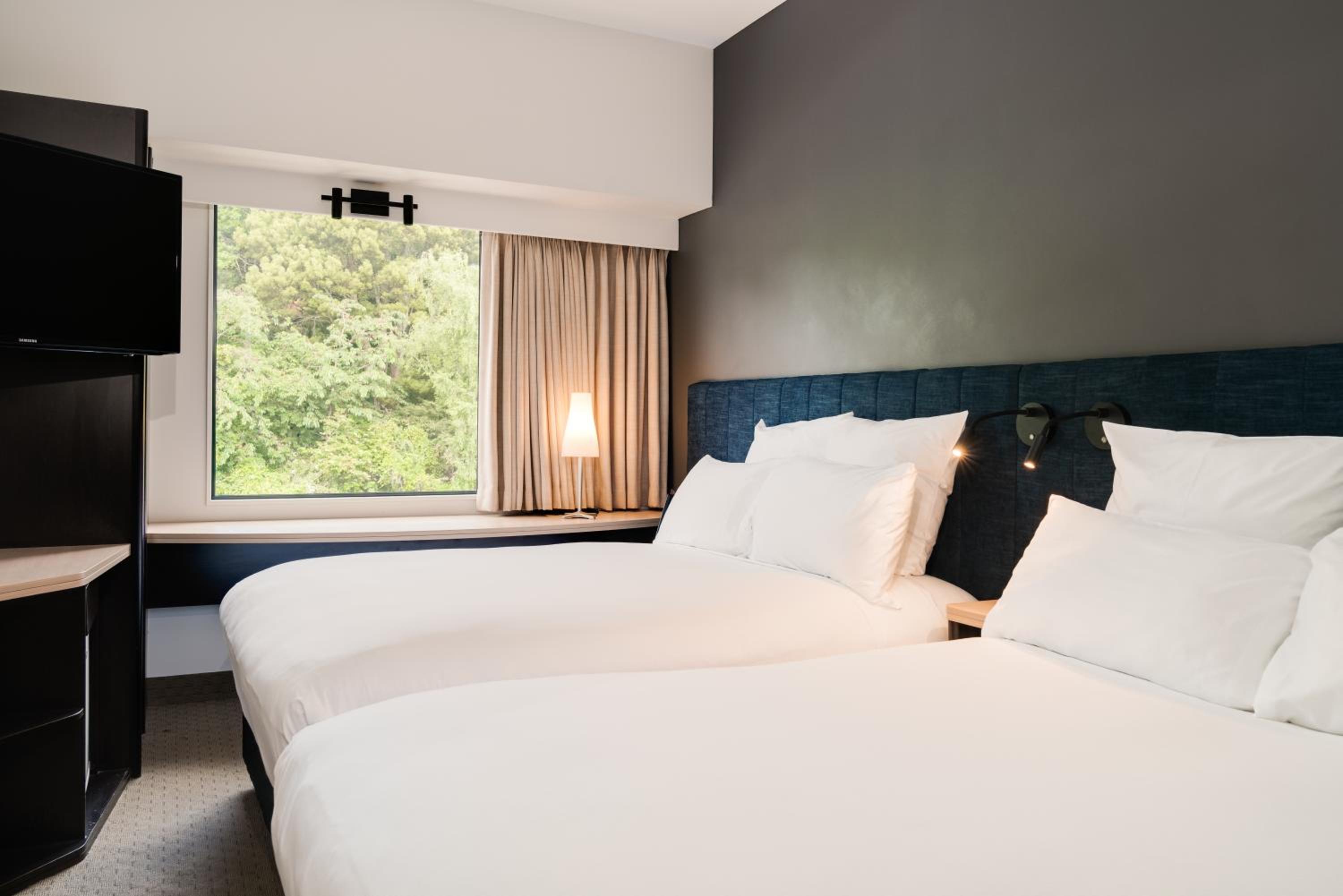 Double Room with Two Double Beds and City View  - Photo 1