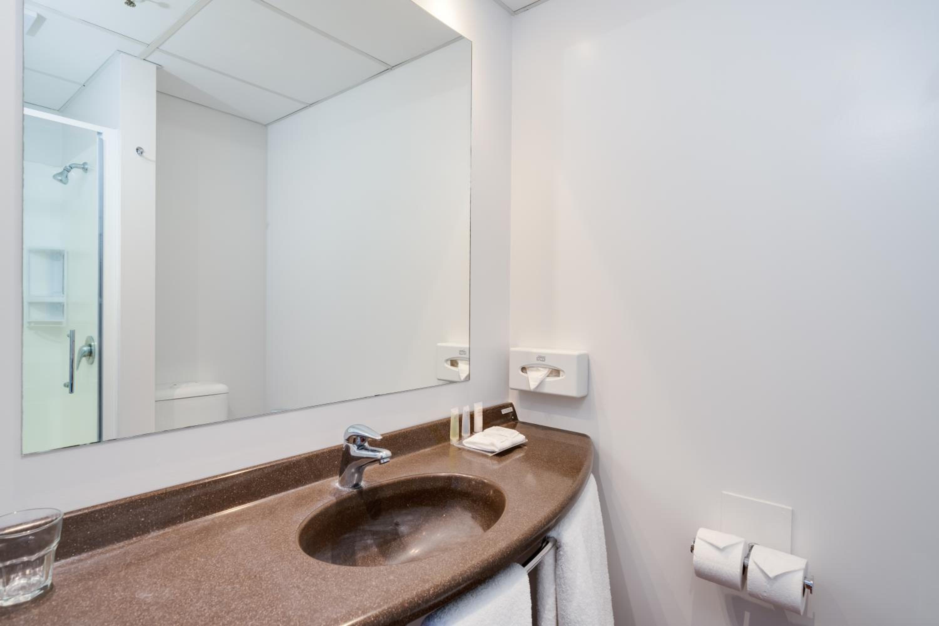 Double Room with Two Double Beds and Lake View - Photo 2