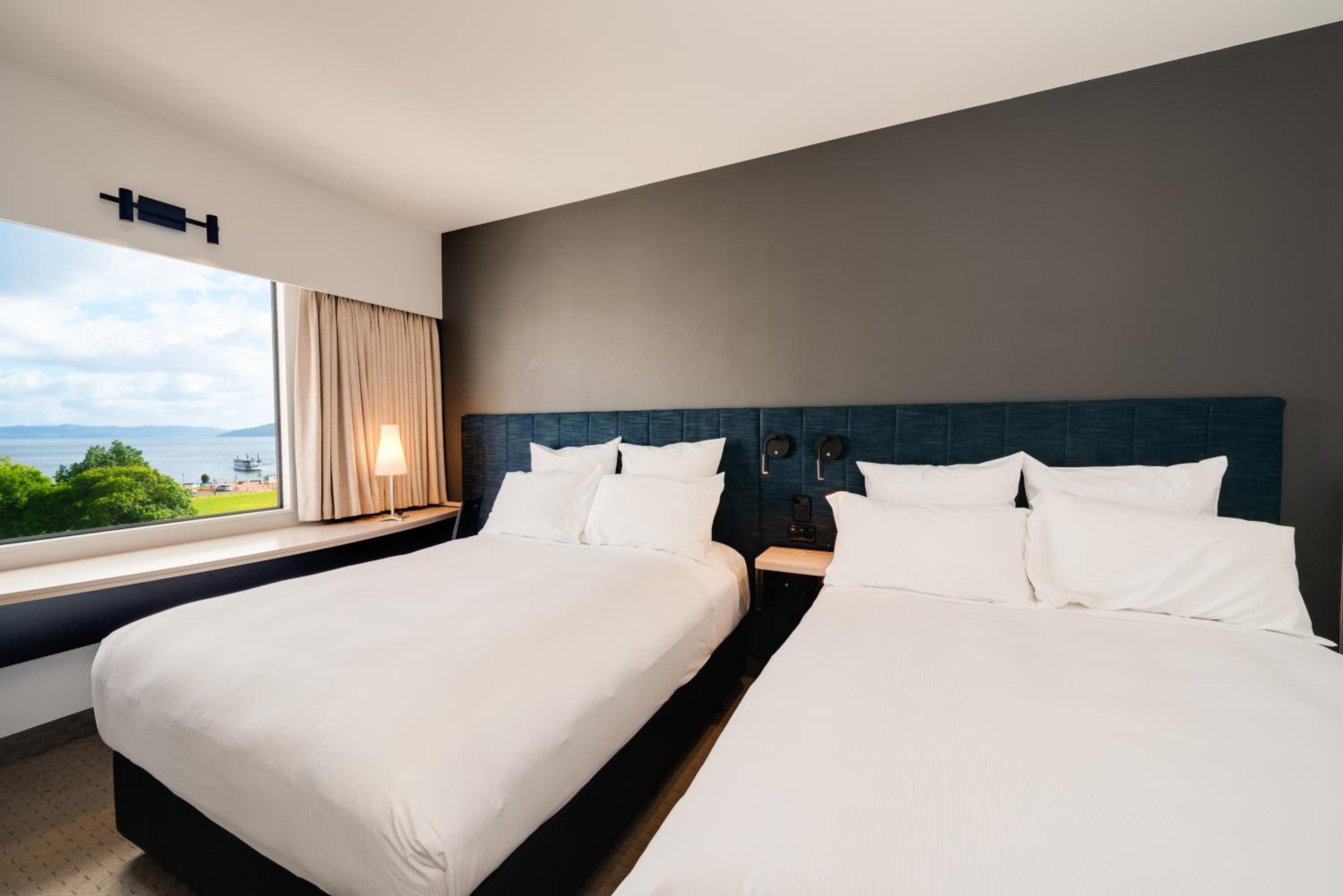 Double Room with Two Double Beds and Lake View - Photo 4