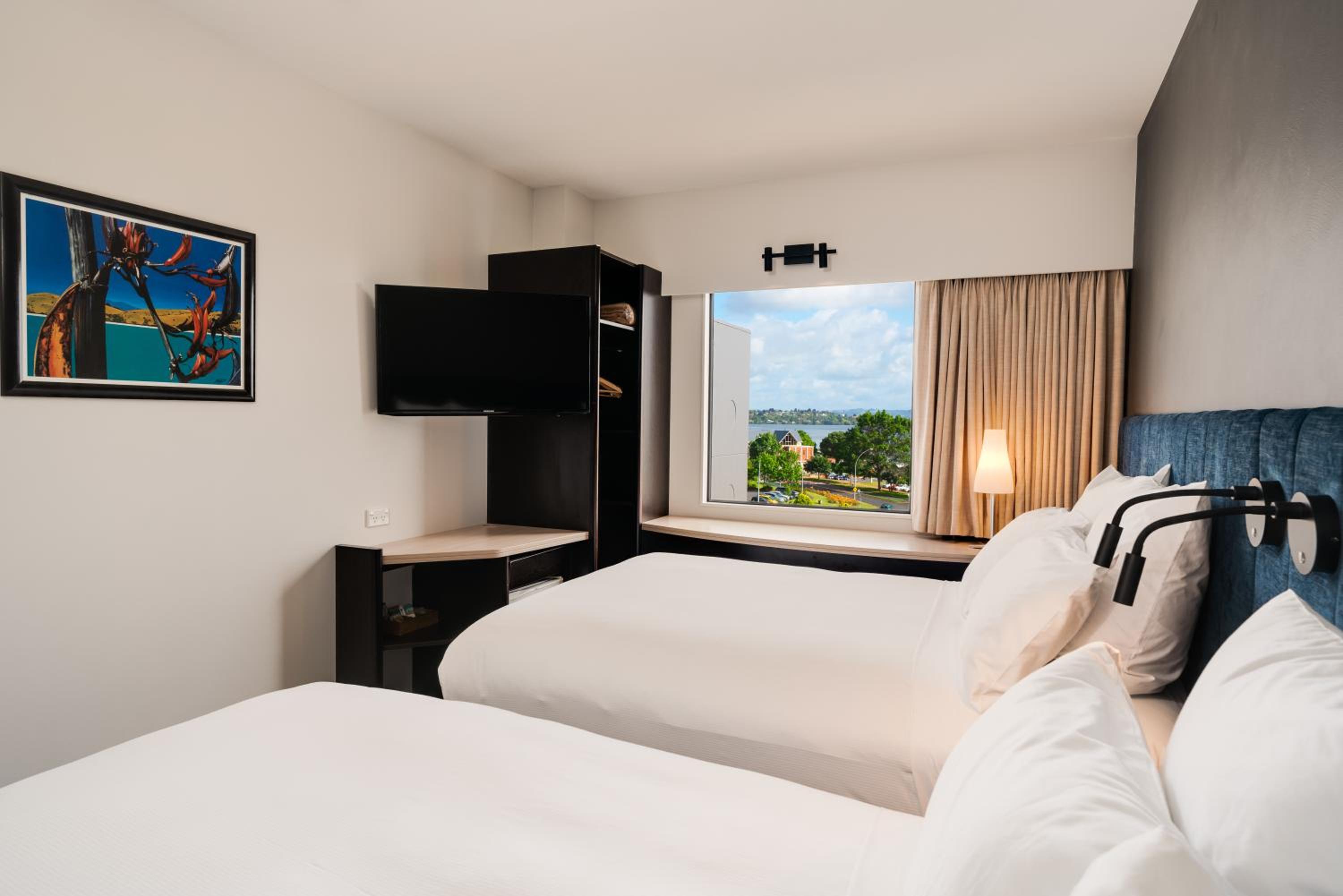 Double Room with Two Double Beds and Lake View - Photo 6