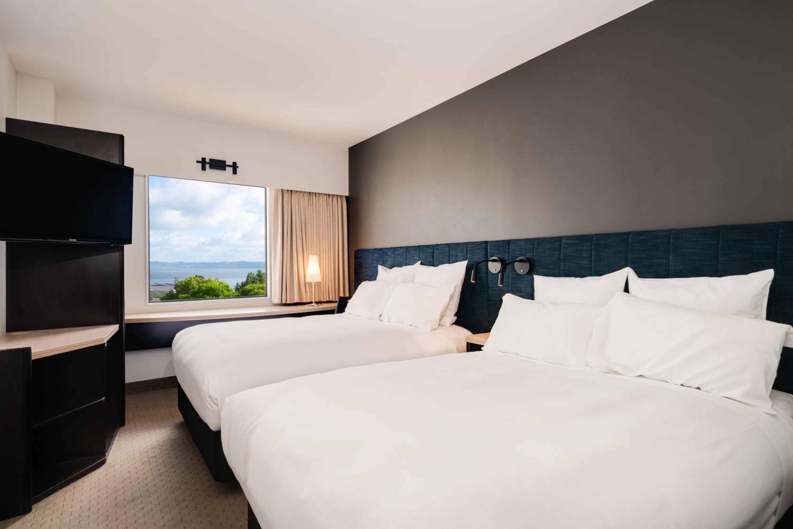 Double Room with Two Double Beds and Lake View - Photo 1