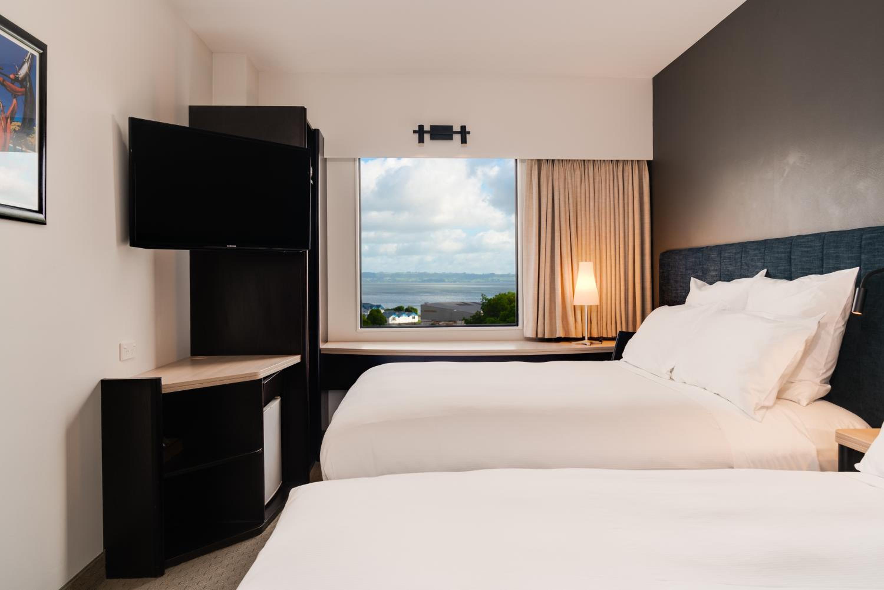 Double Room with Two Double Beds and Lake View - Photo 3