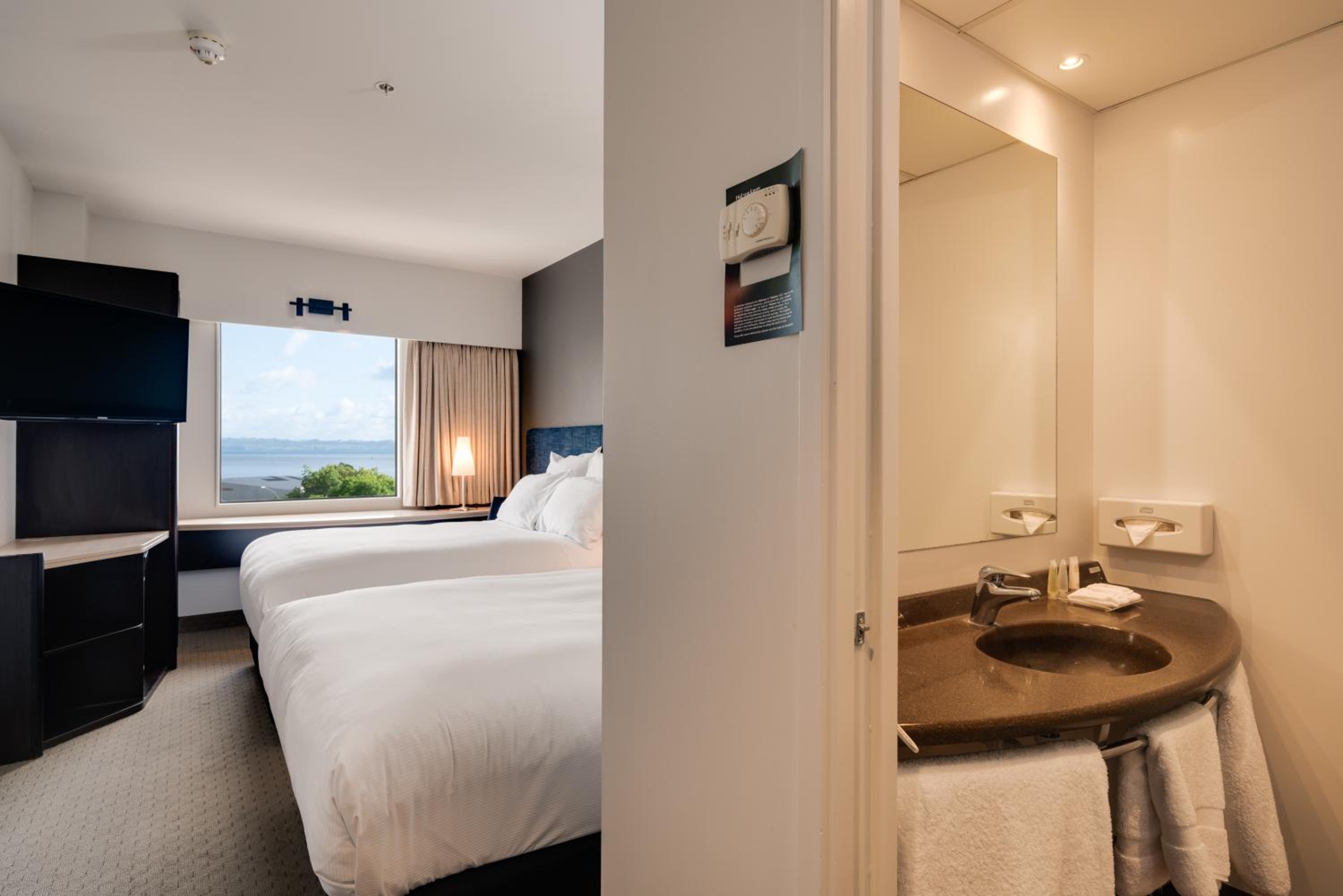 Double Room with Two Double Beds and Lake View - Photo 7