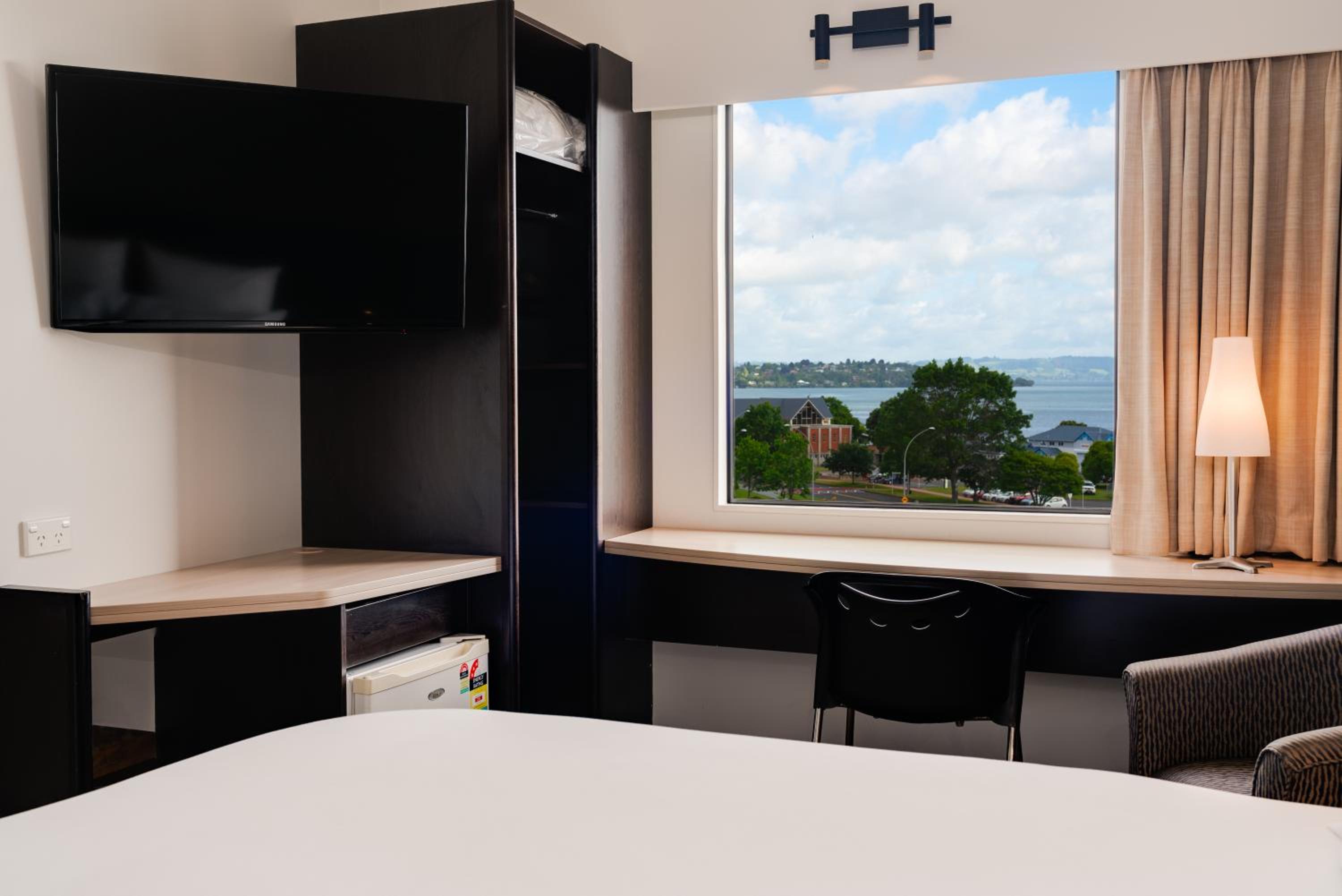 King Room with Lake View - Photo 4