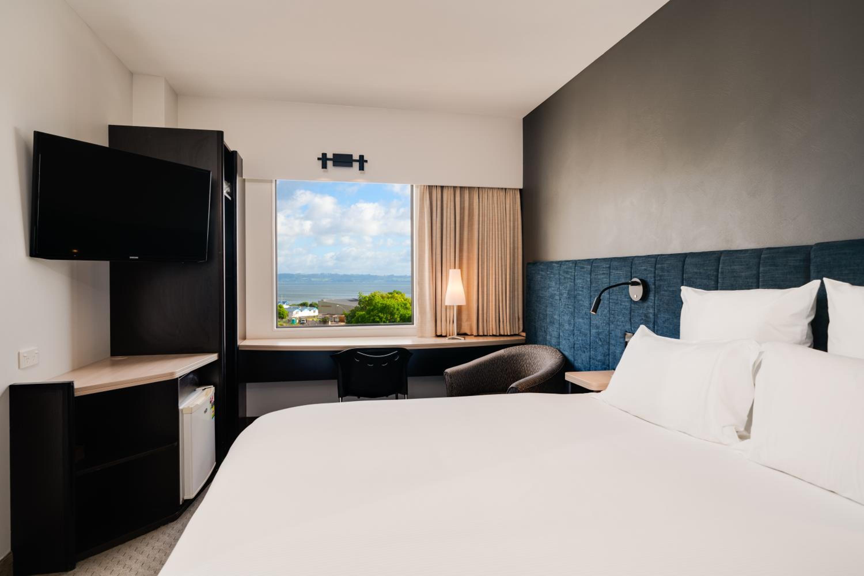 King Room with Lake View - Photo 3