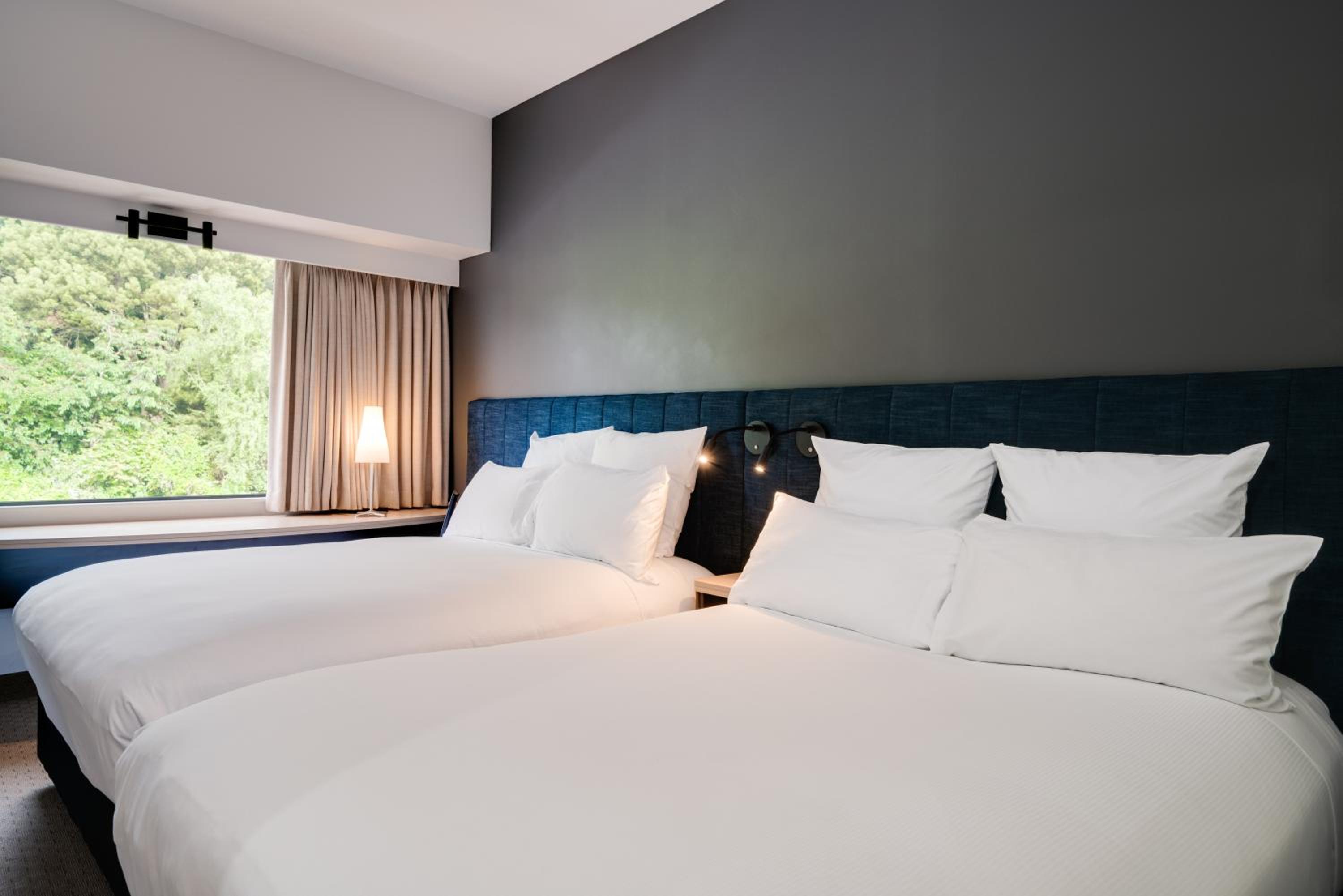 Double Room with Two Double Beds and City View  - Photo 3