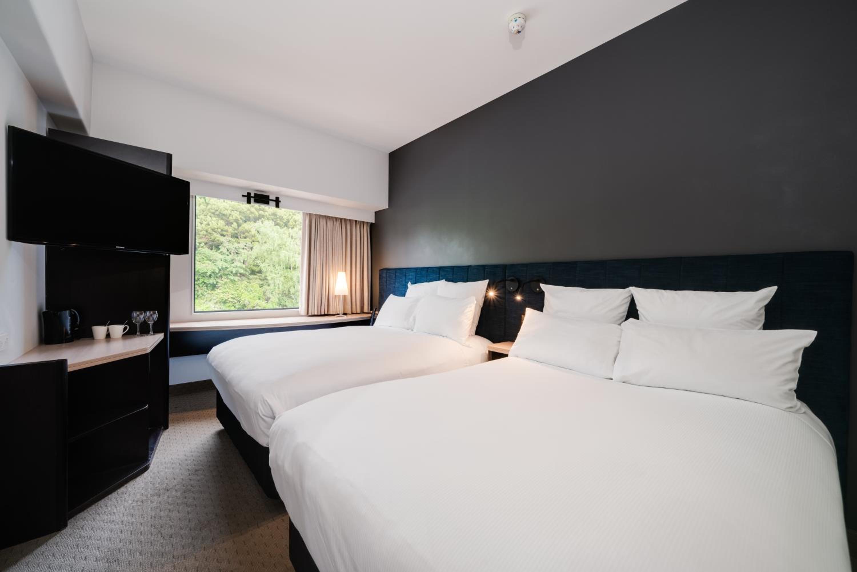 Double Room with Two Double Beds and City View  - Photo 4