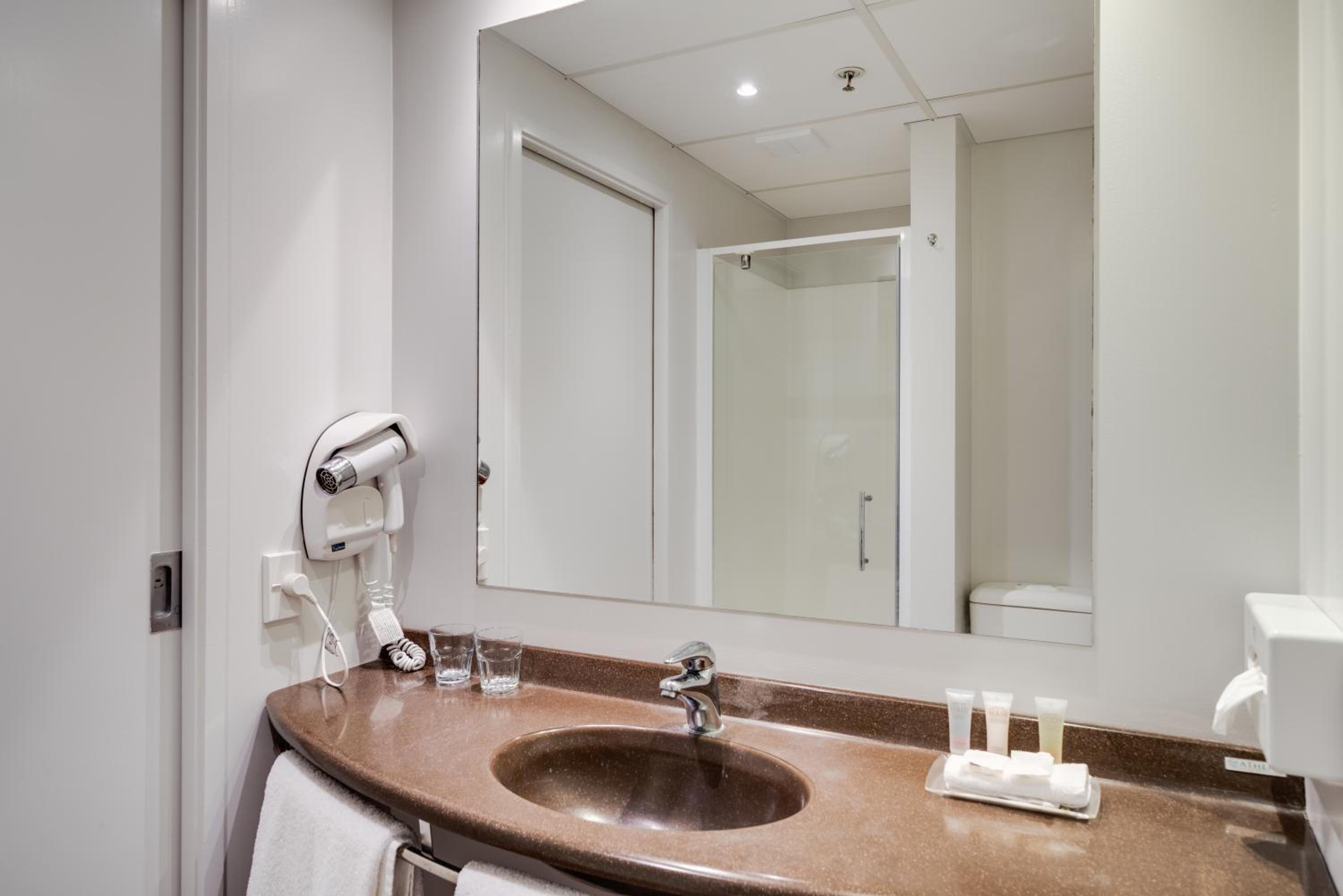 Double Room with Two Double Beds and Lake View - Photo 5