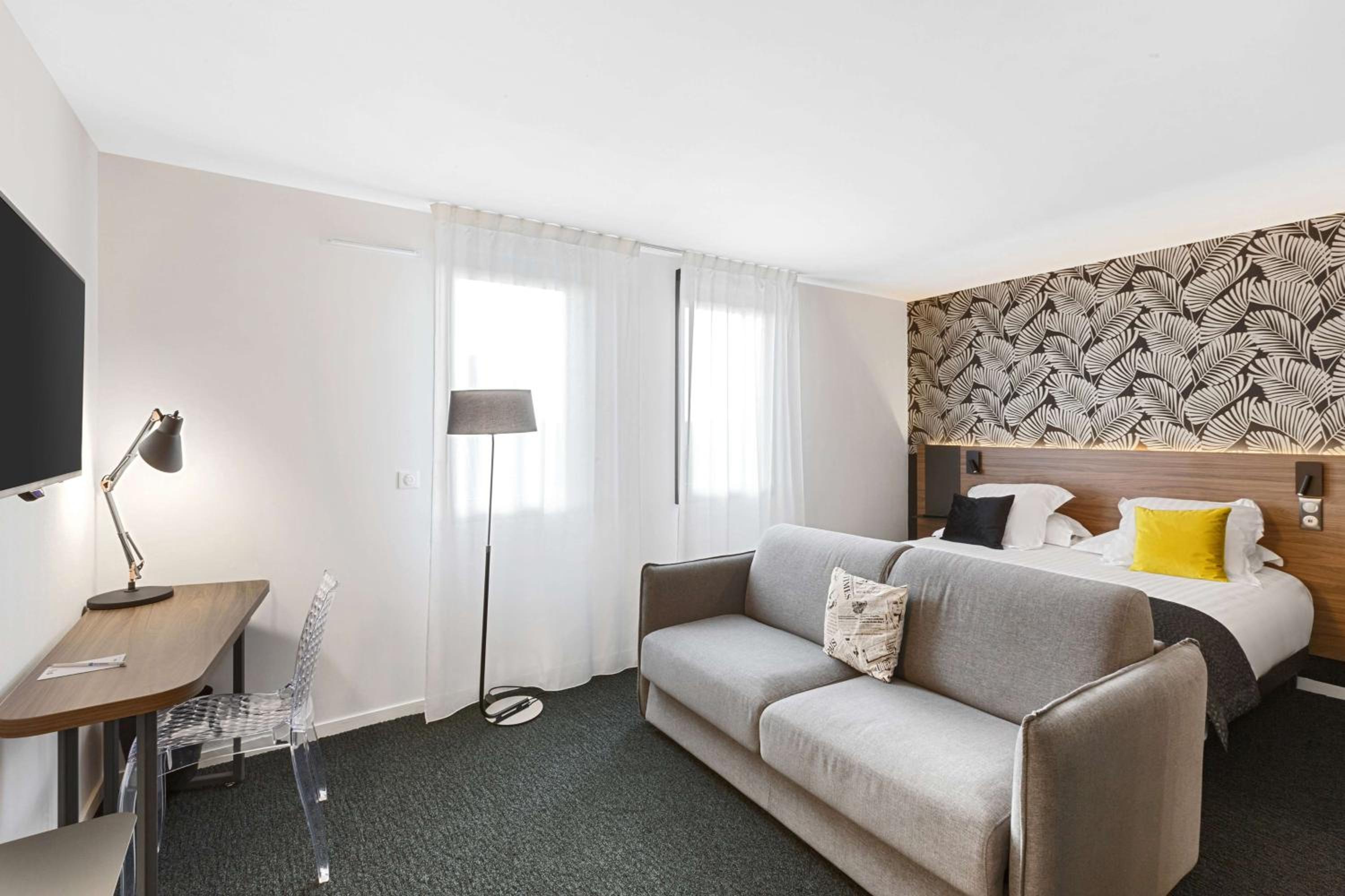 Family Queen Room with Sofa Bed - Non-Smoking - Photo 1
