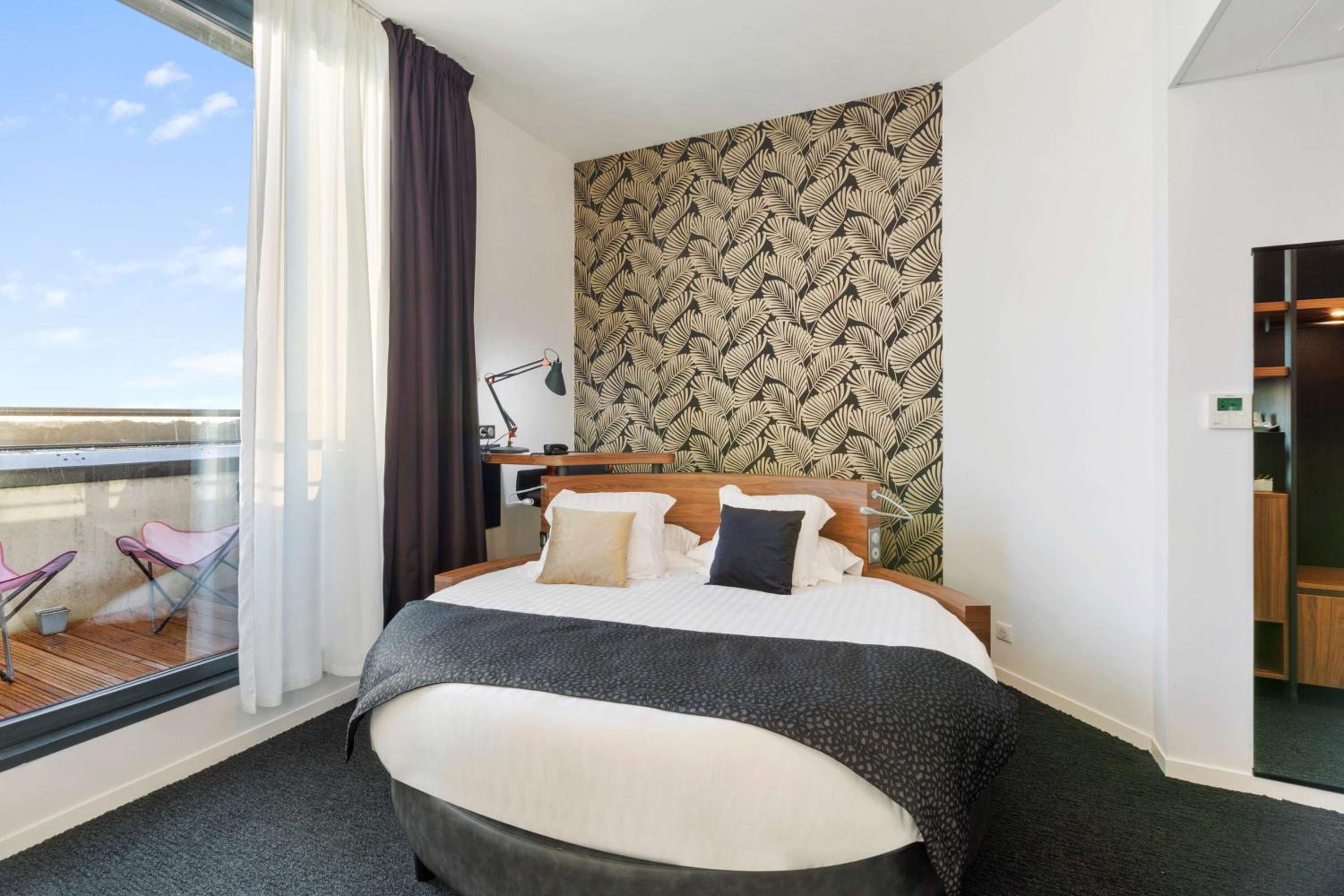 Junior King Suite with Round Bed and Spa Access - Photo 1