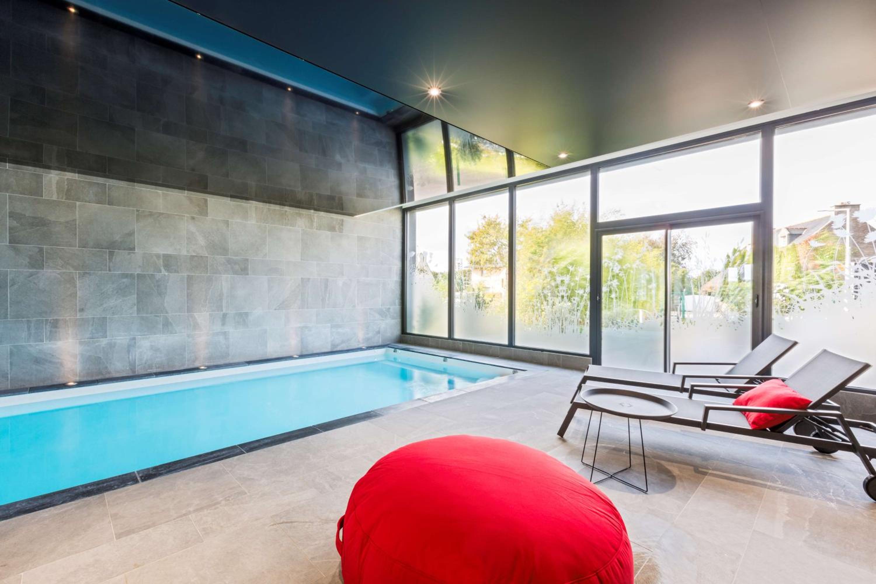 Junior King Suite with Round Bed and Spa Access - Photo 16