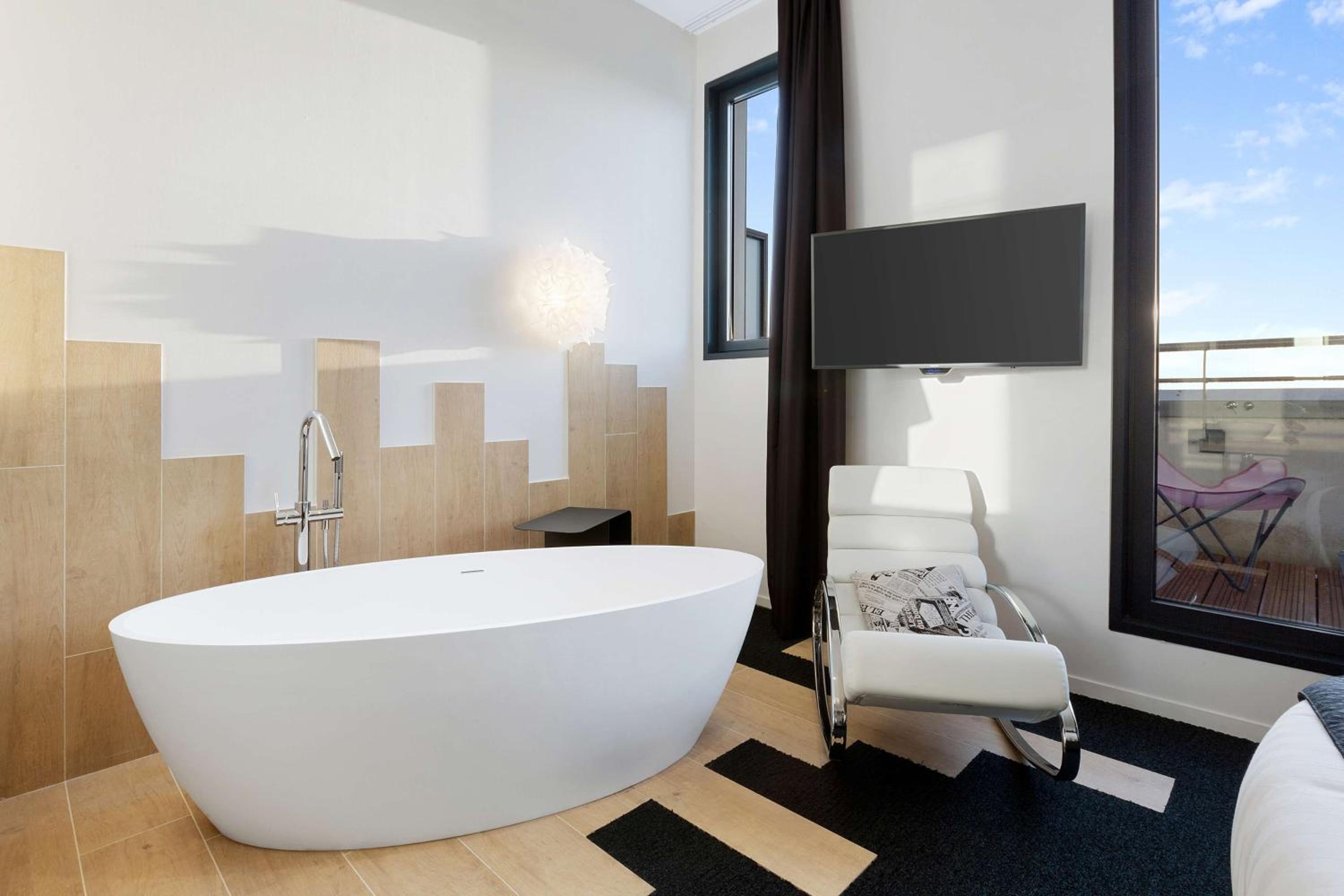 Junior King Suite with Round Bed and Spa Access - Photo 2