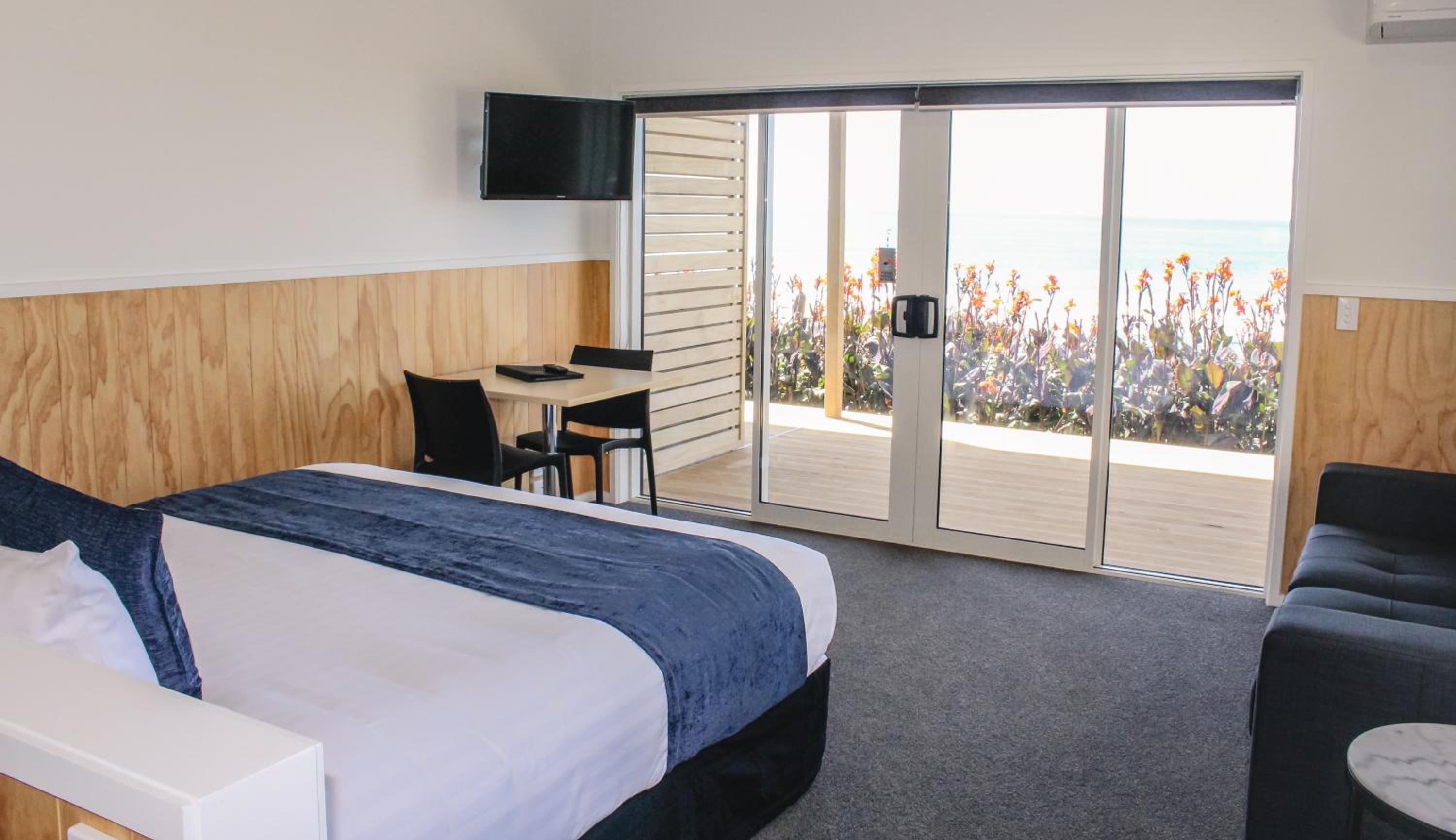 Deluxe Waterfront motel - Photo 5