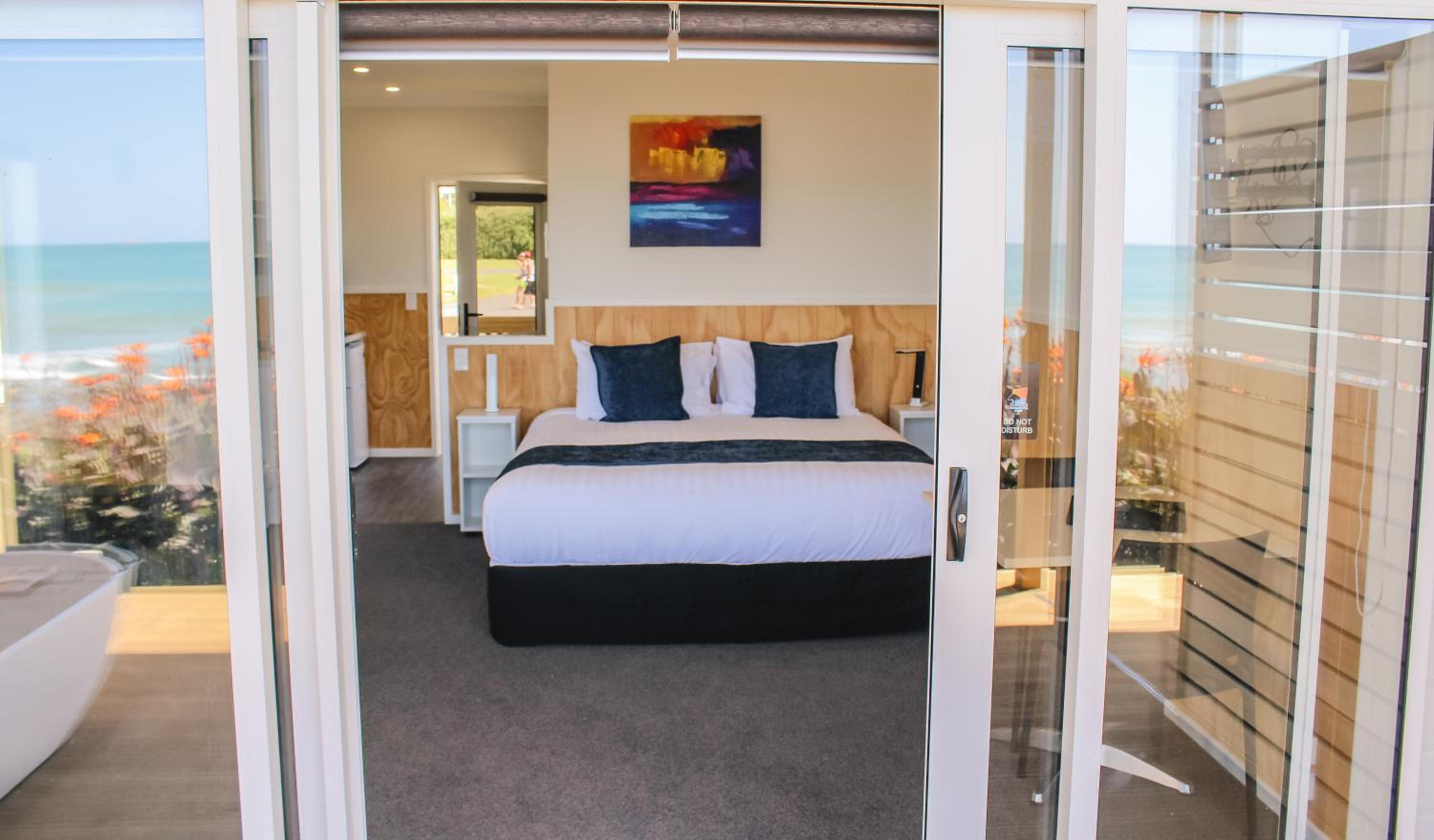 Deluxe Waterfront motel - Photo 8