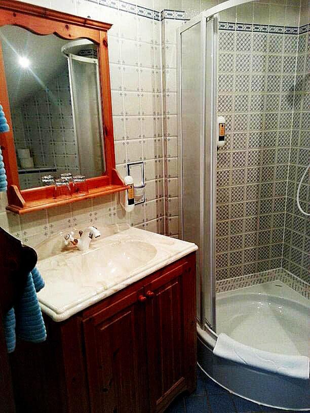 Standard Double Room - Photo 9