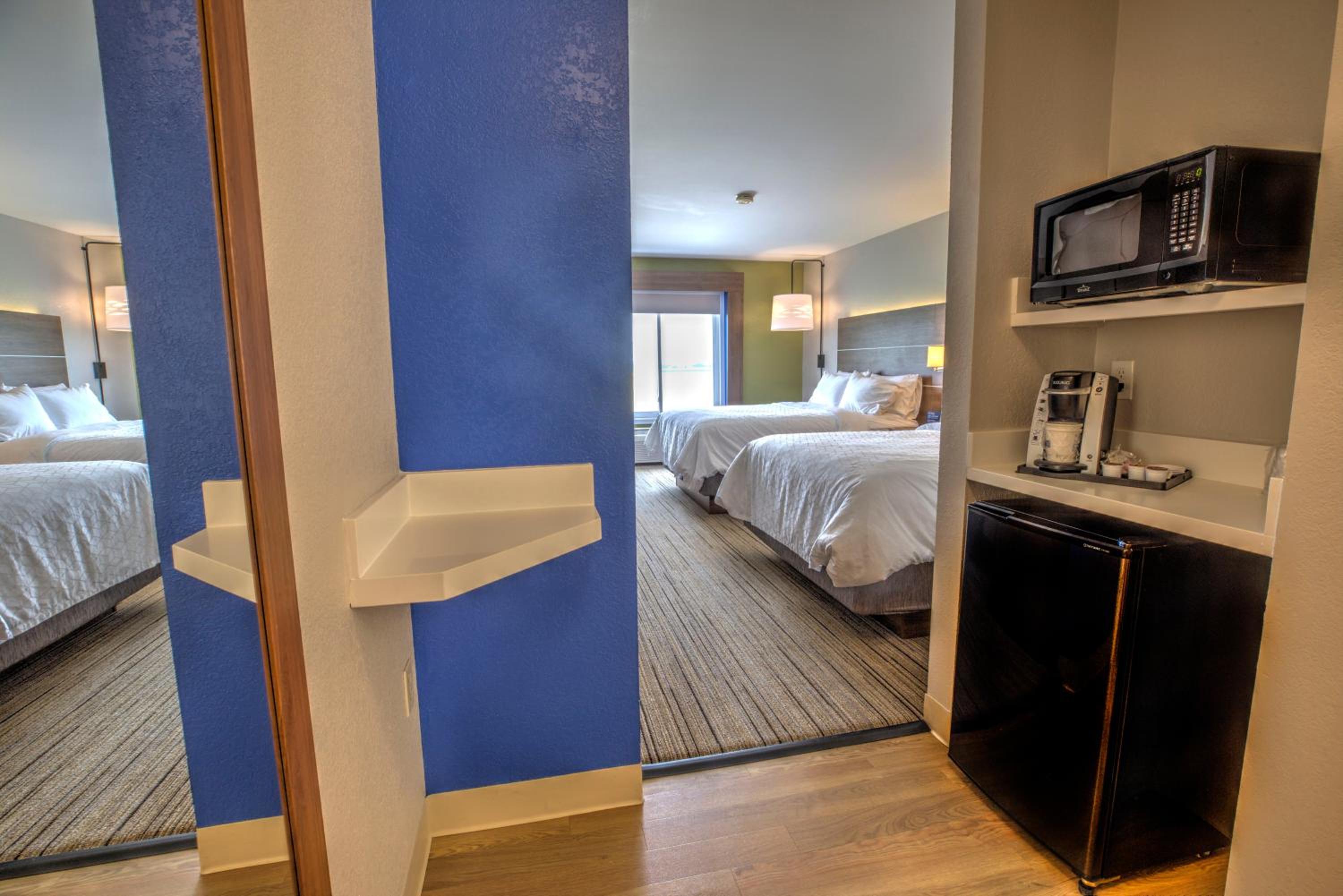 Standard Queen Room with Two Queen Beds - Photo 2