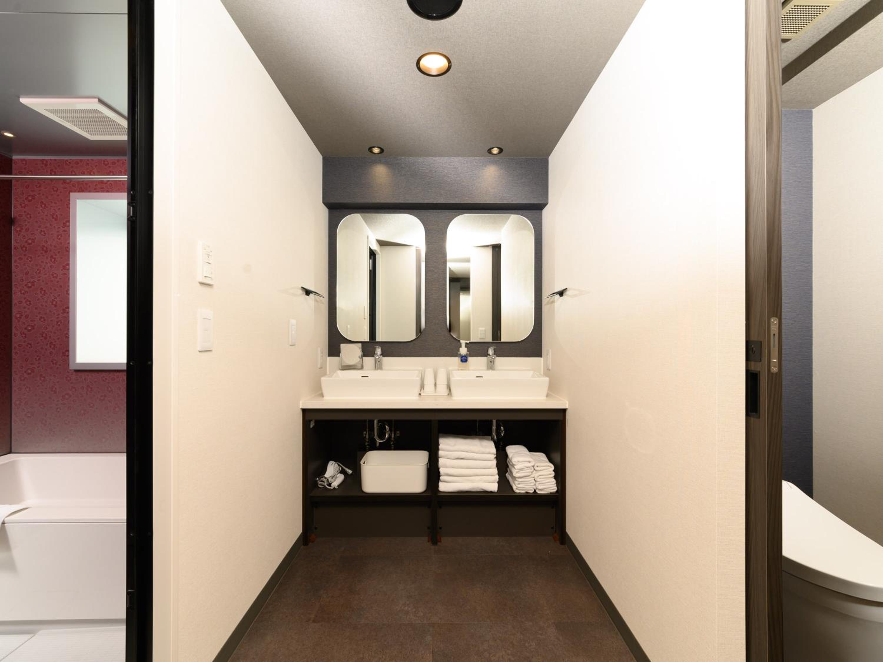 Deluxe One-Bedroom Family Apartment thumbnail 5