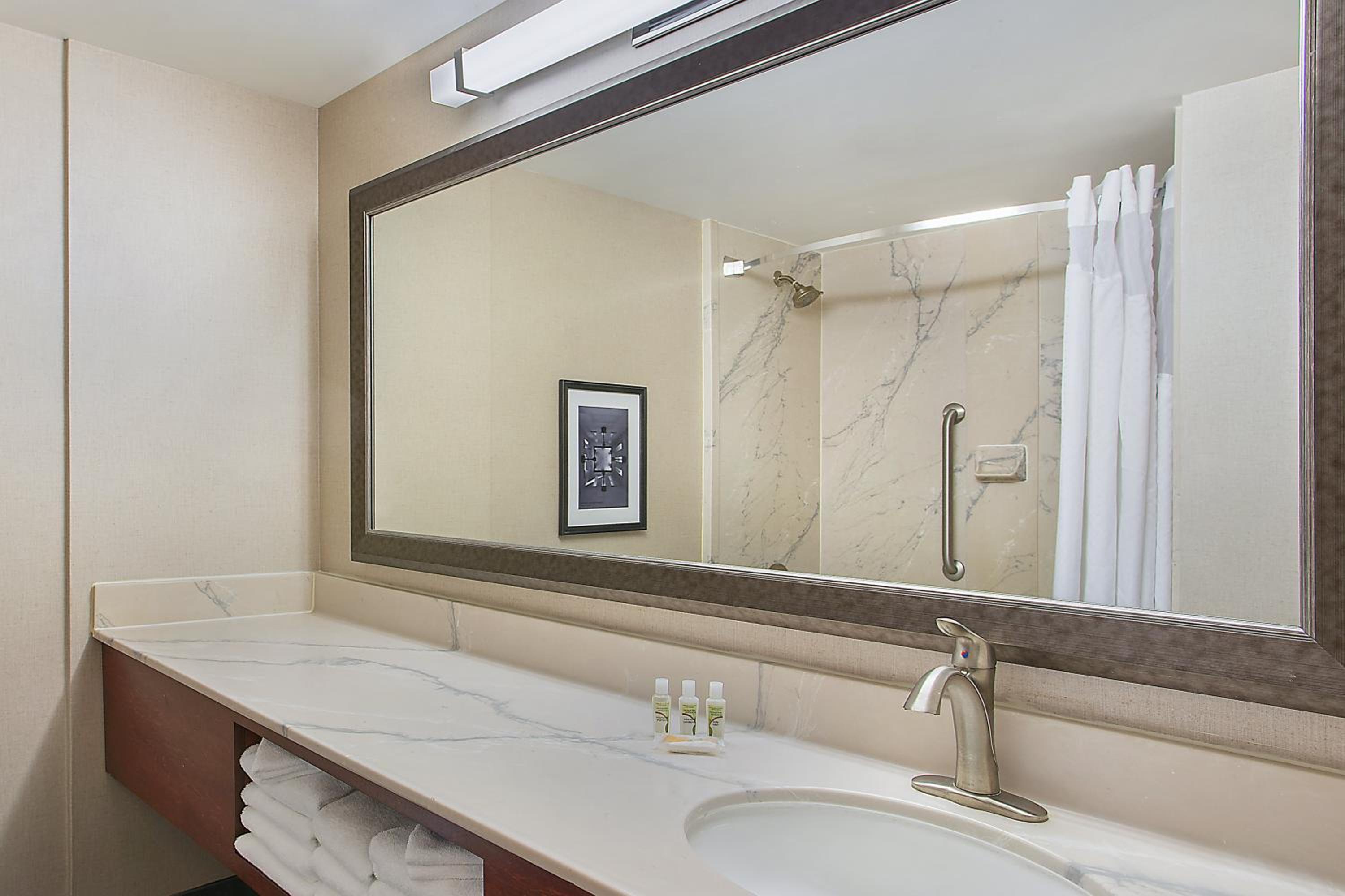 Standard King Room - Photo 5