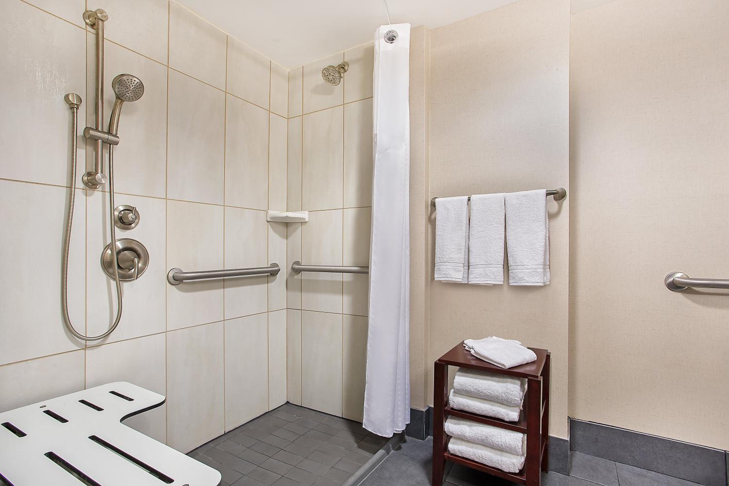 King Room - Mobility Access/Roll in Shower - Non-Smoking - Photo 4