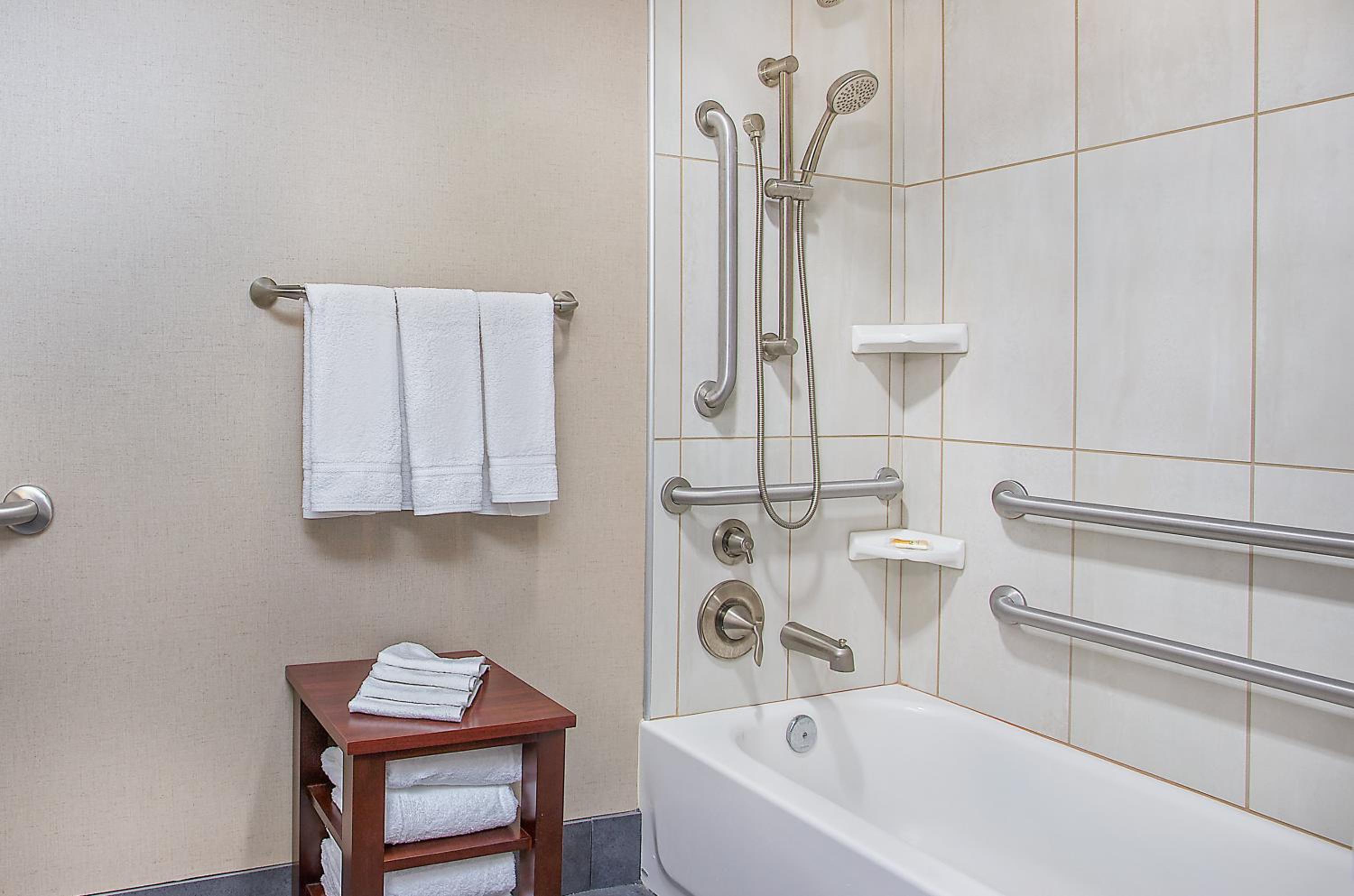 Standard King Room with Mobility Accessible Tub - Photo 6