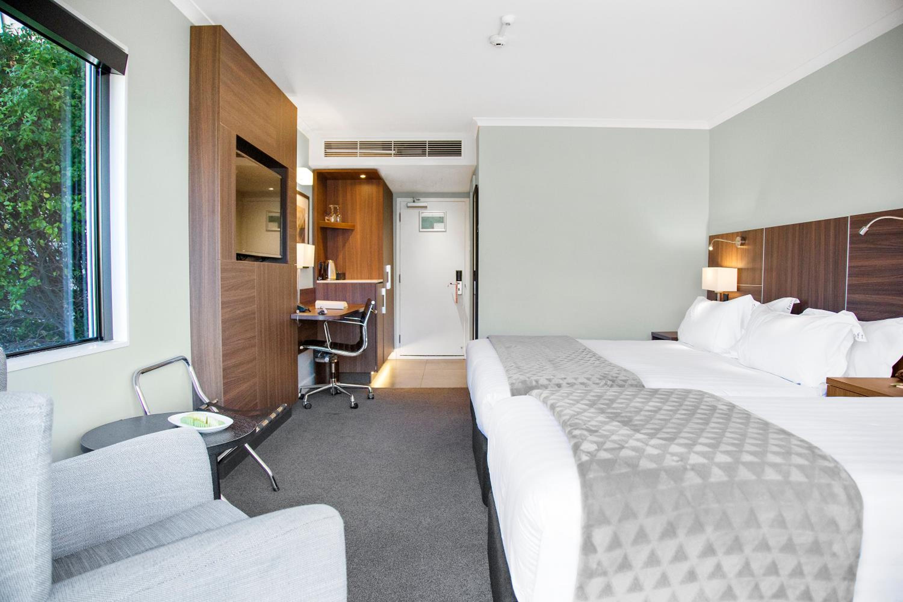 Premium Double Room with Two Double Beds and Lake View - Photo 7