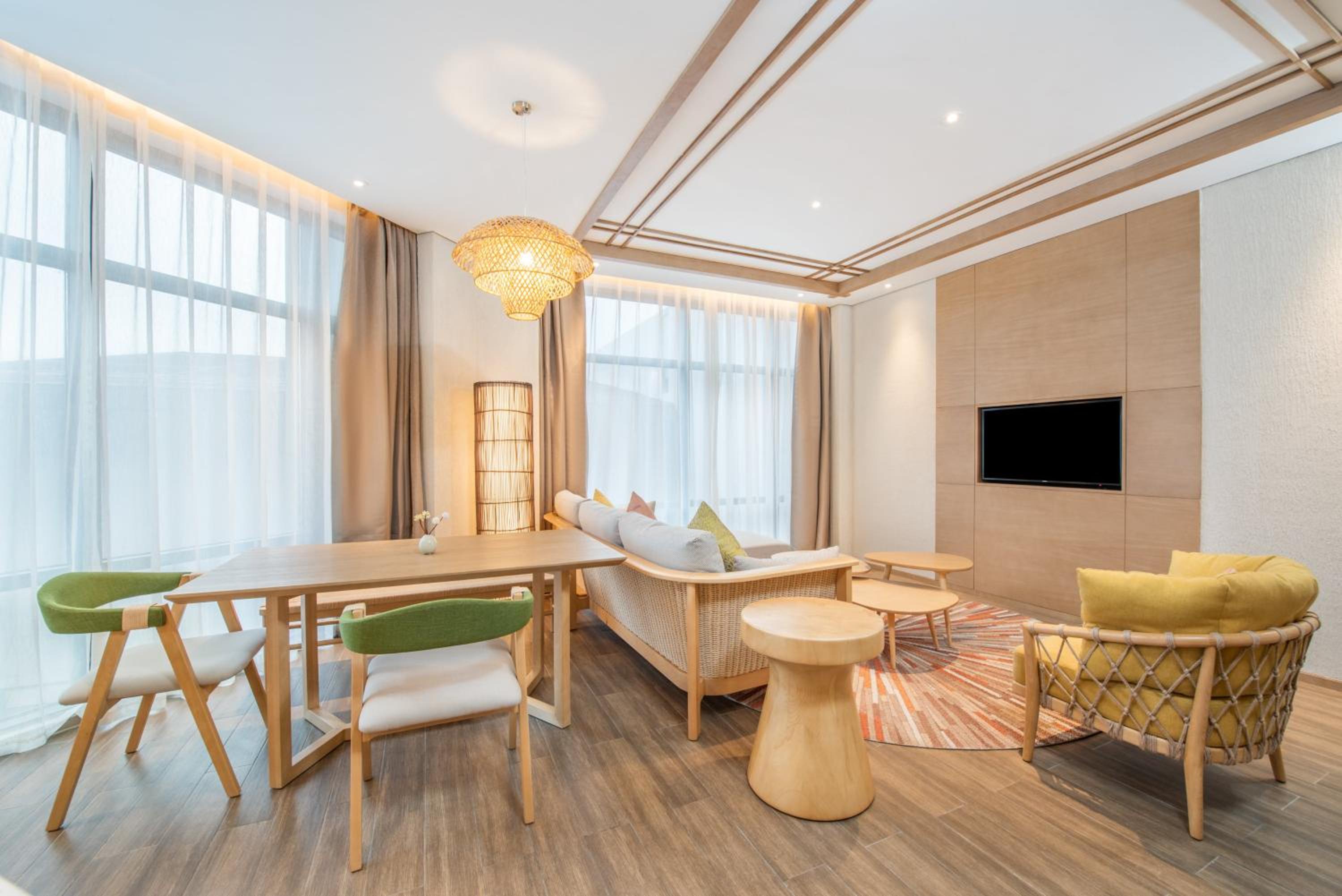 One-Bedroom Suite - Photo 2