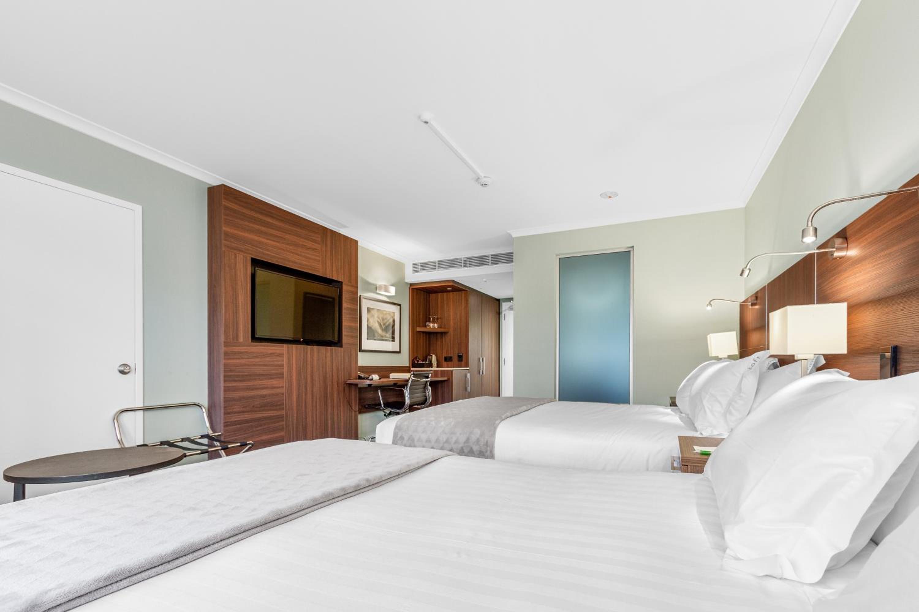 Premium Double Room with Two Double Beds and Lake View - Photo 6
