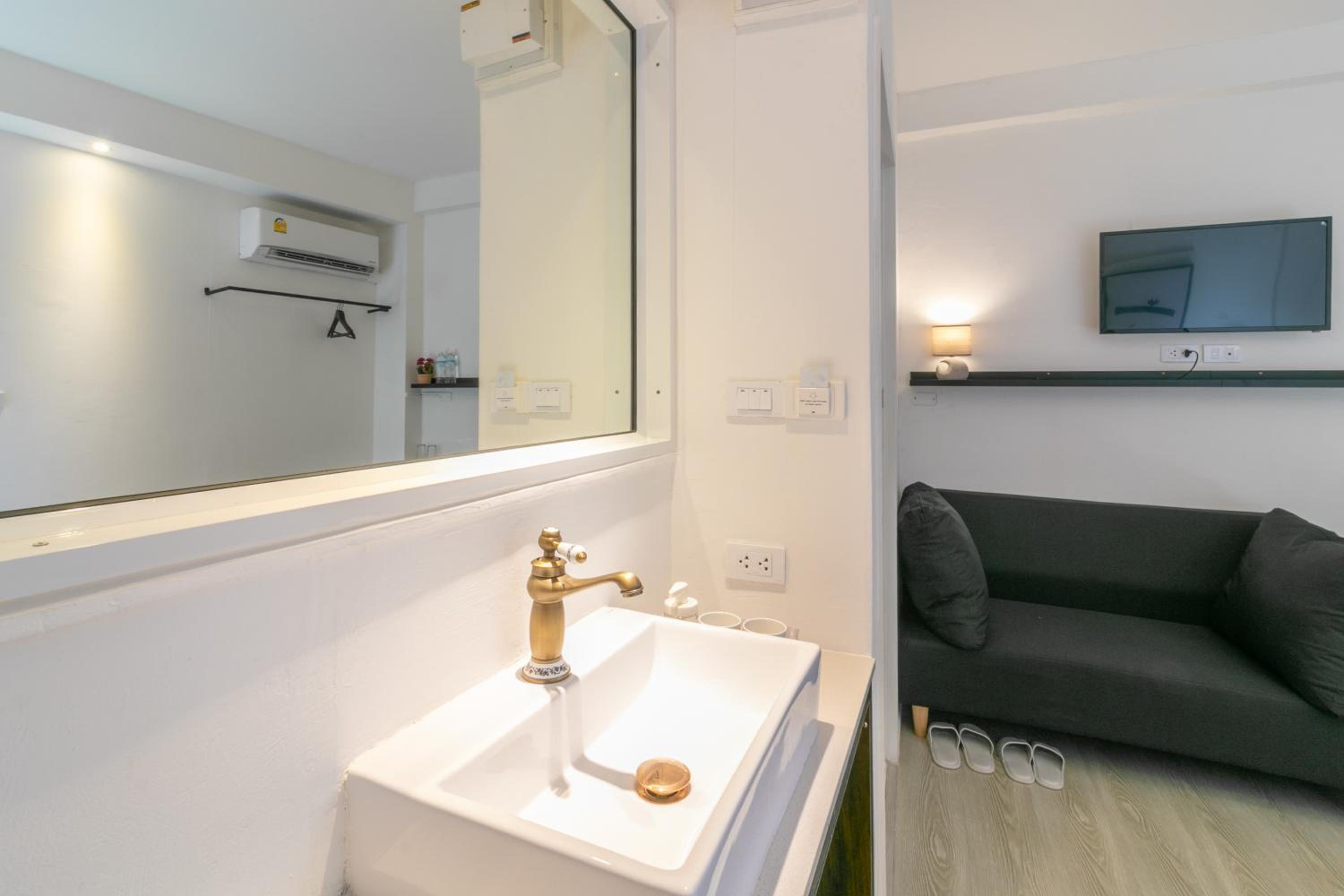 Deluxe Double Room with Balcony photo 2
