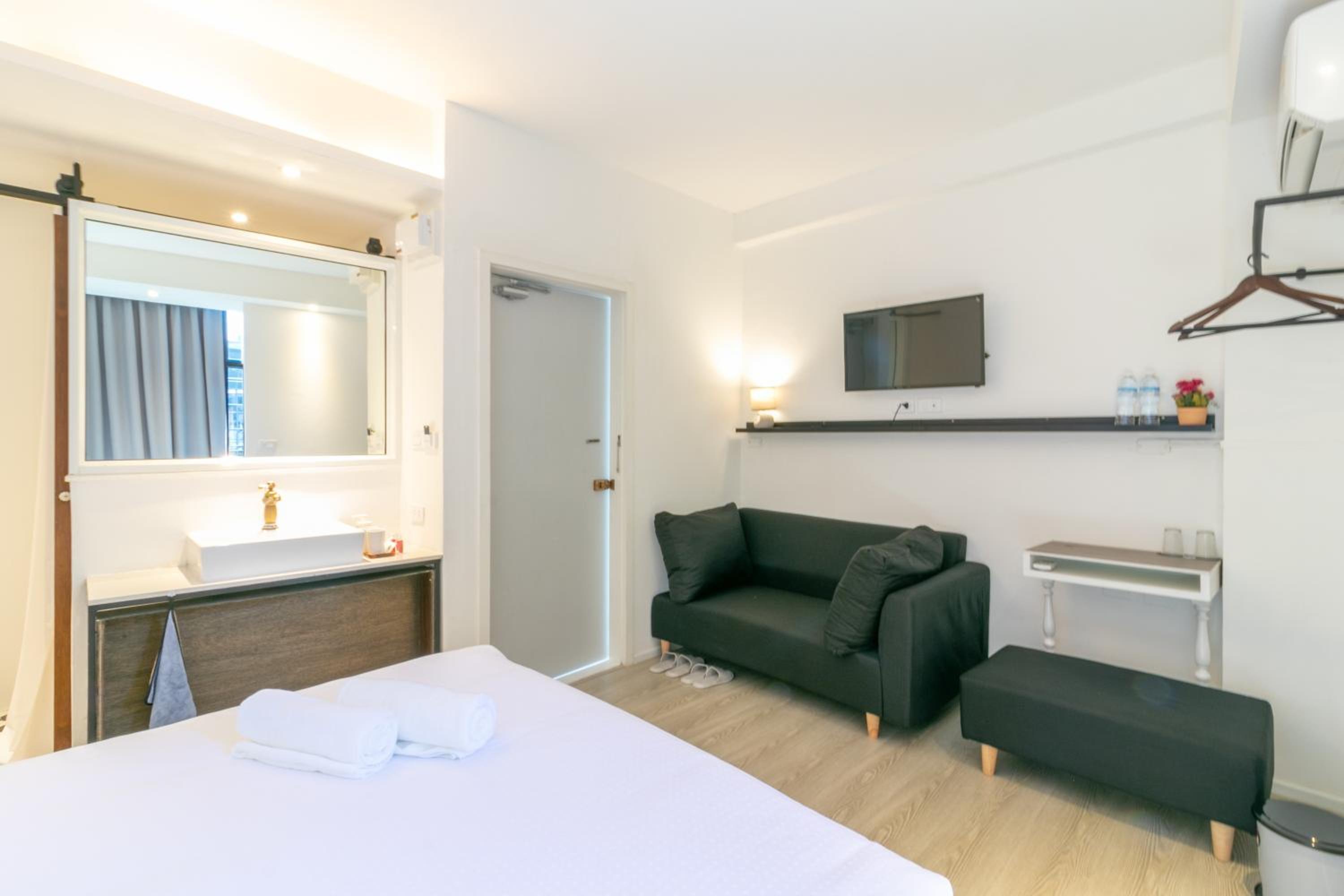 Deluxe Double Room with Balcony photo 3