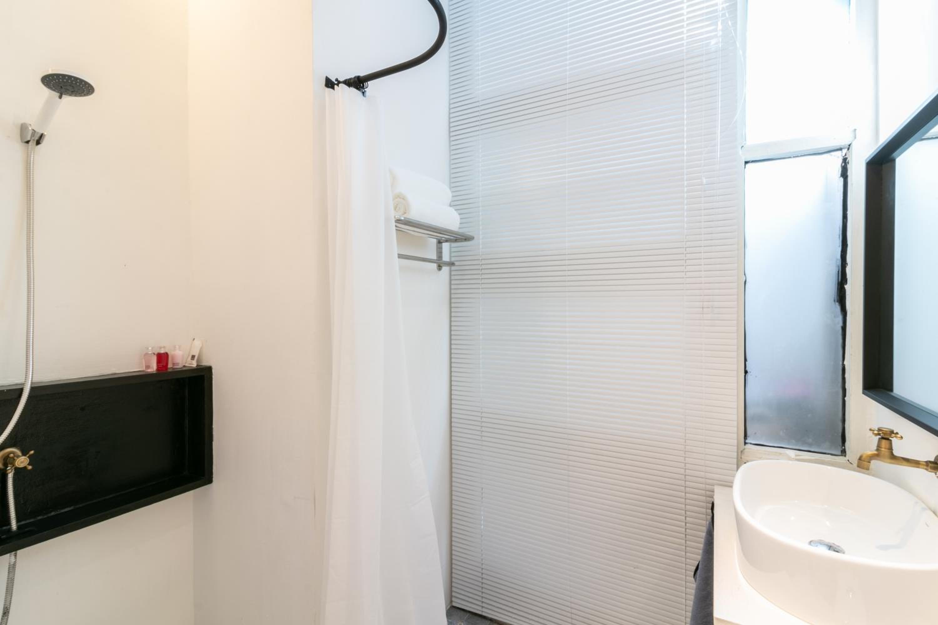Standard Double Room No Window photo 2
