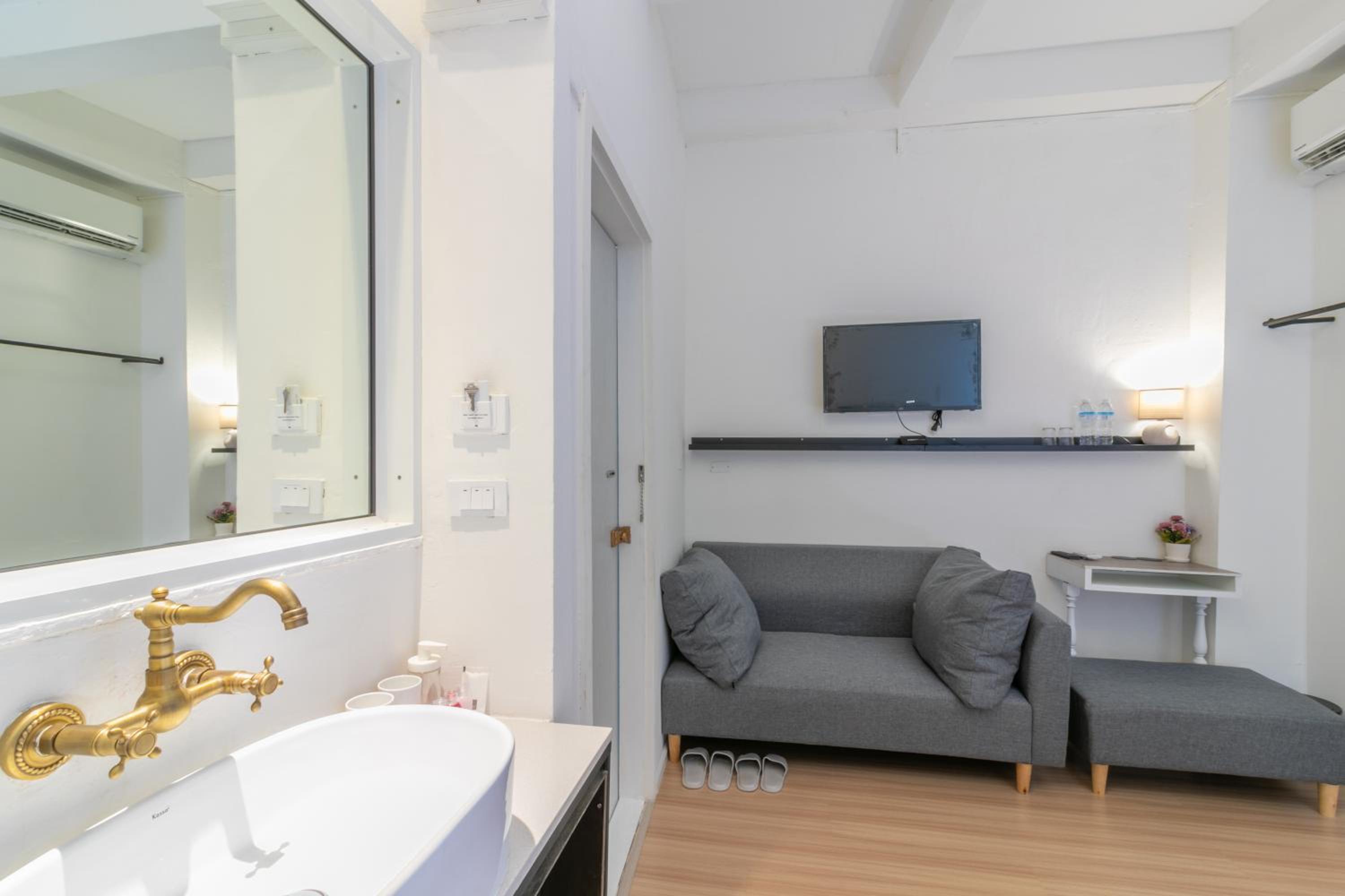 Deluxe Double Room with Balcony photo 2
