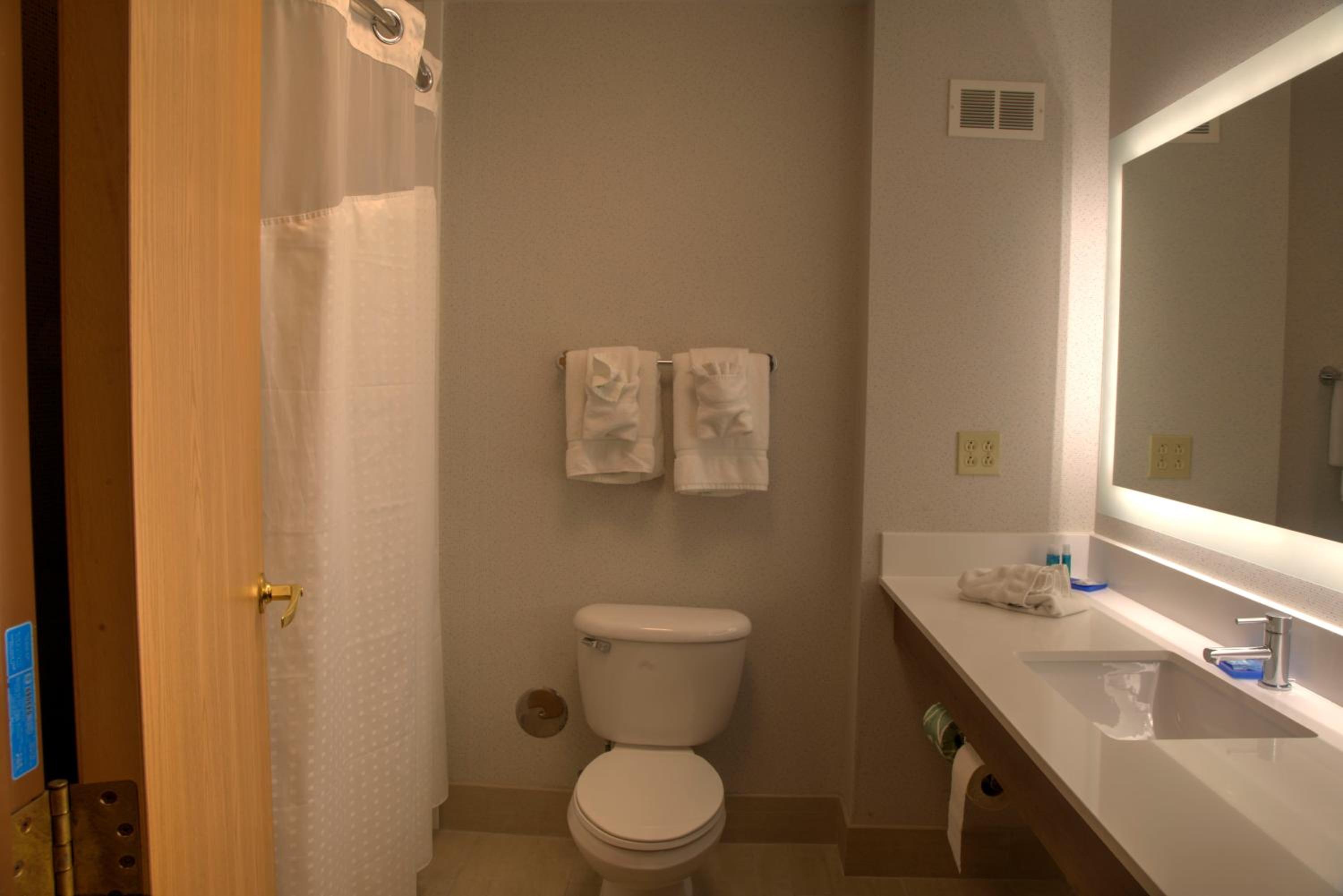 Standard Queen Room with Two Queen Beds - Photo 3