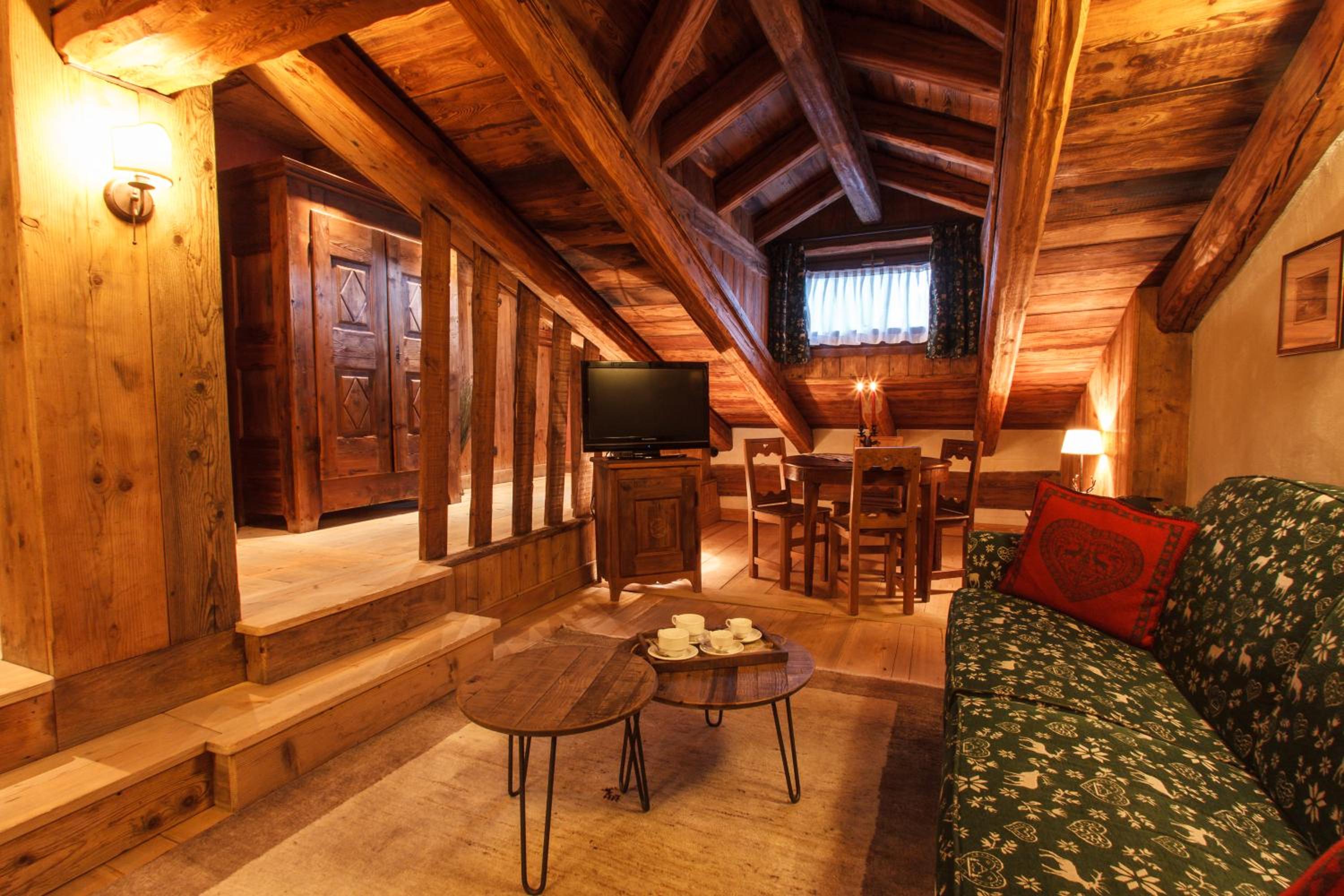 Suite - Photo 1