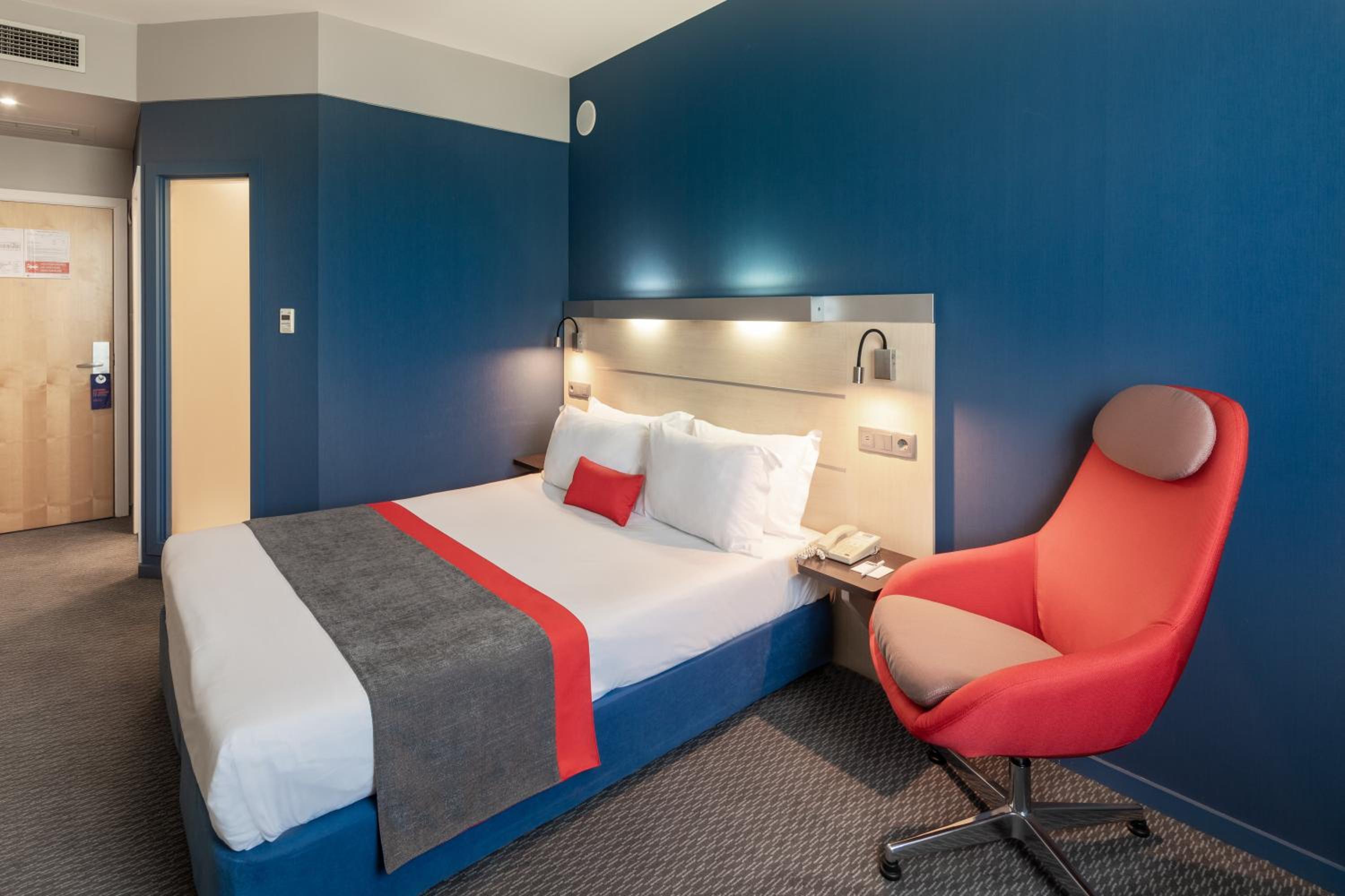 Standard Double Room with Free Breakfast - Photo 7