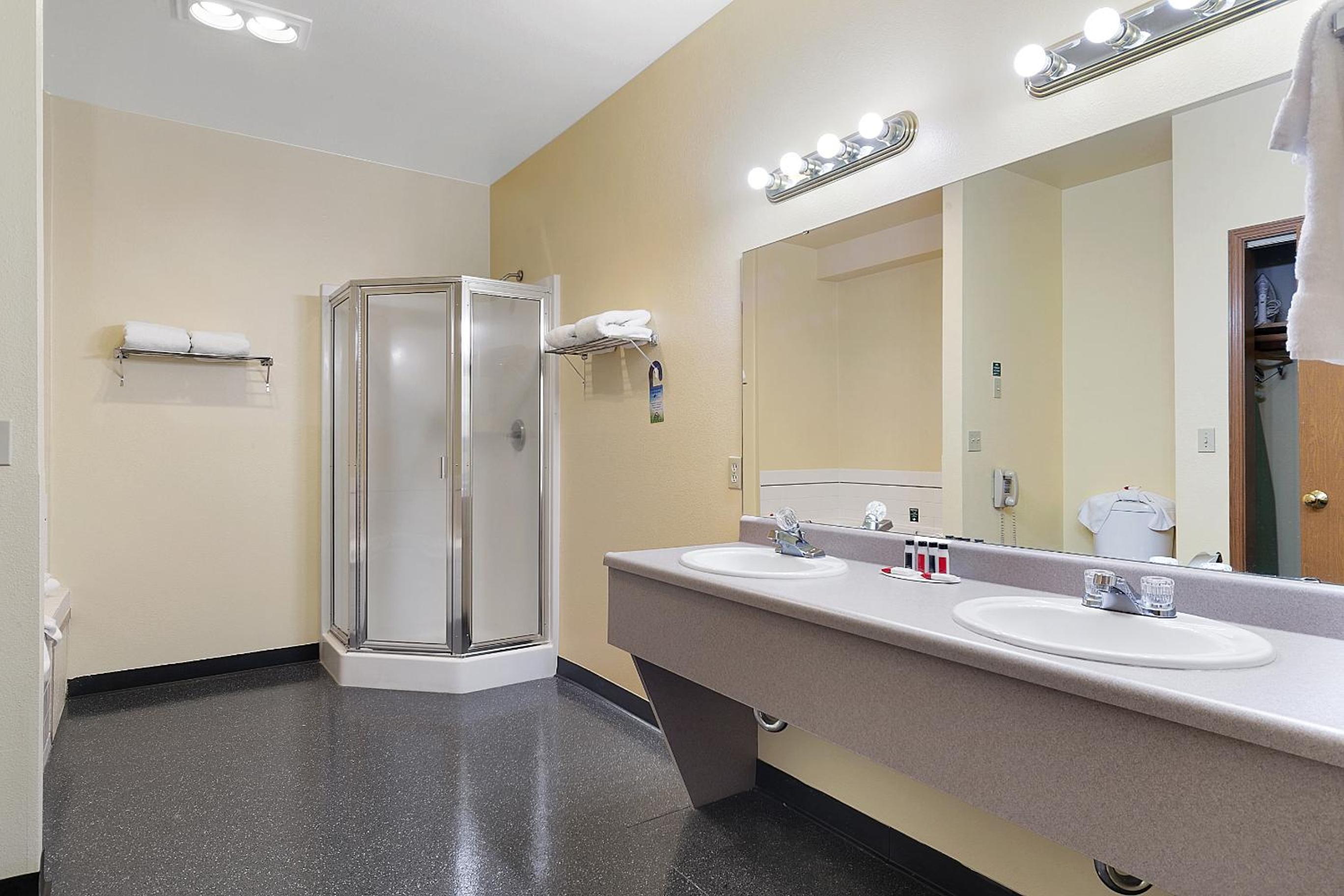 King Suite - Non-Smoking - Photo 4