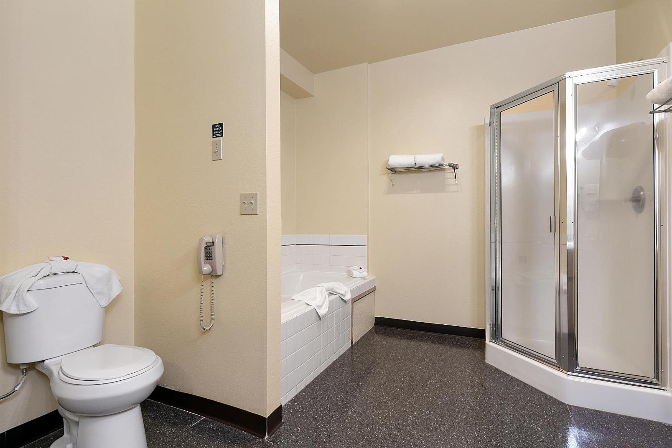 King Suite - Non-Smoking - Photo 5
